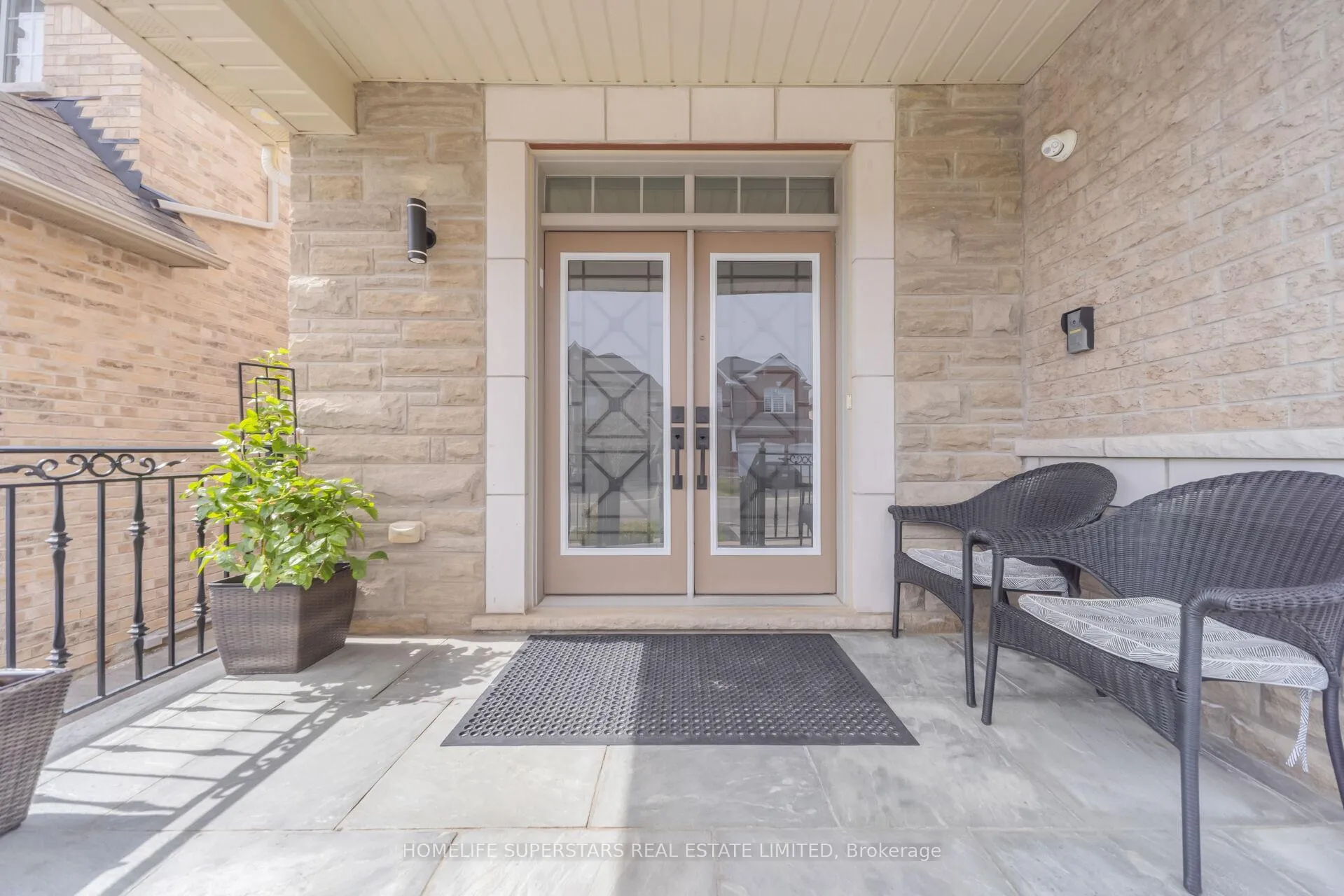 Photo 3 of 8 Lisson Crescent, Brampton, Credit Valley — HOMEH
