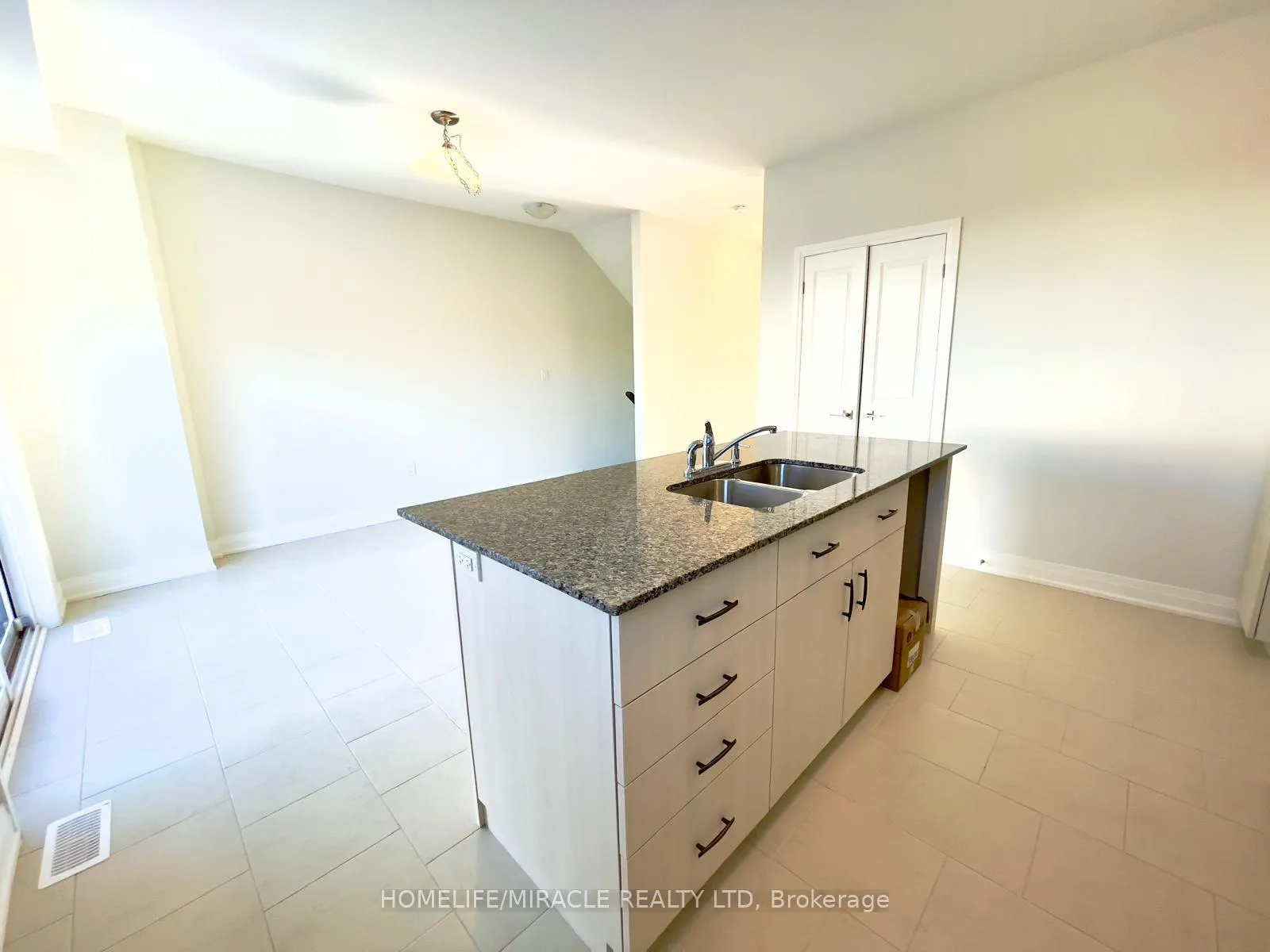 Photo 5 of 87 Windtree Way, Halton Hills, Georgetown — HOMEH