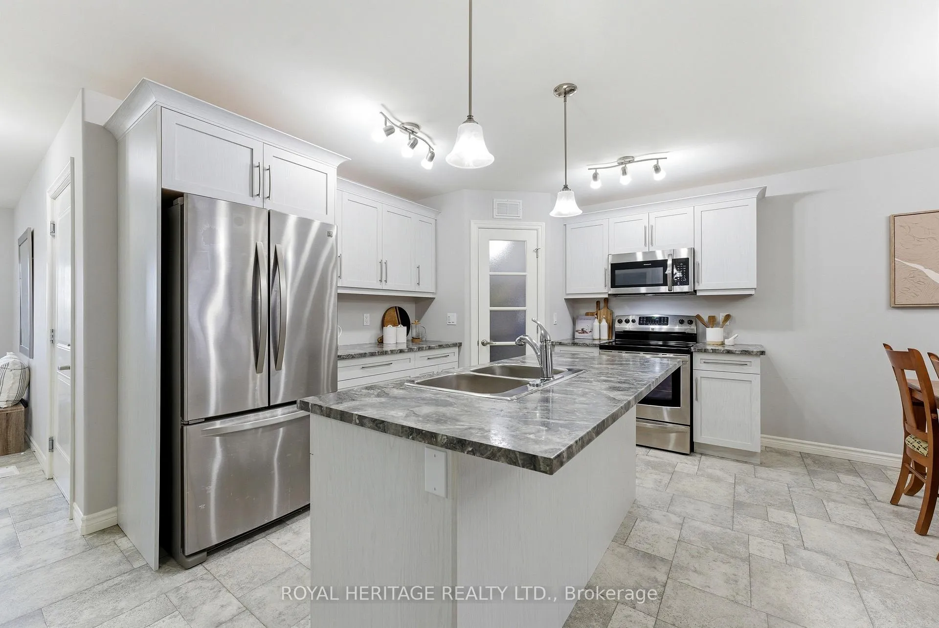 Photo 11 of 10 Sandhu Crescent, Belleville, Belleville Ward — HOMEH