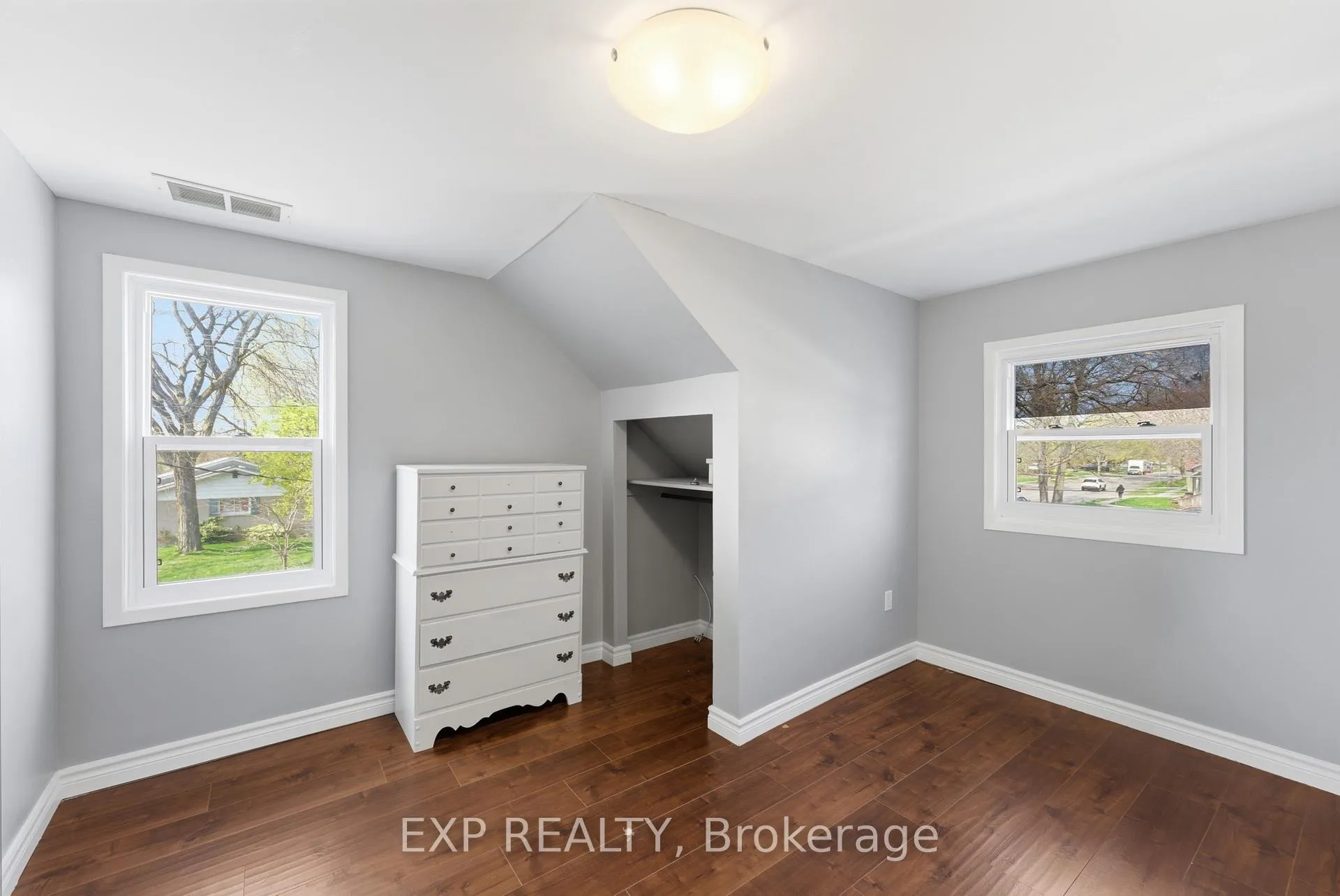 Photo 14 of 590 Scott Street, St. Catharines, Carlton/Bunting — HOMEH
