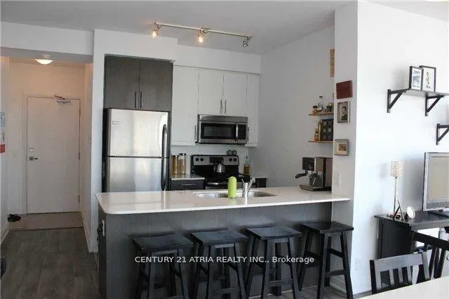 Front of Unit 1004, 530 St Clair Avenue W