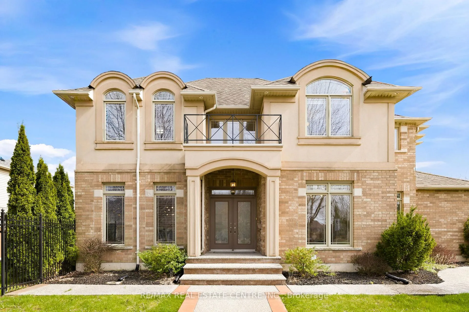 Photo 2 of 189 Cloverleaf Drive, Hamilton, Meadowlands — HOMEH