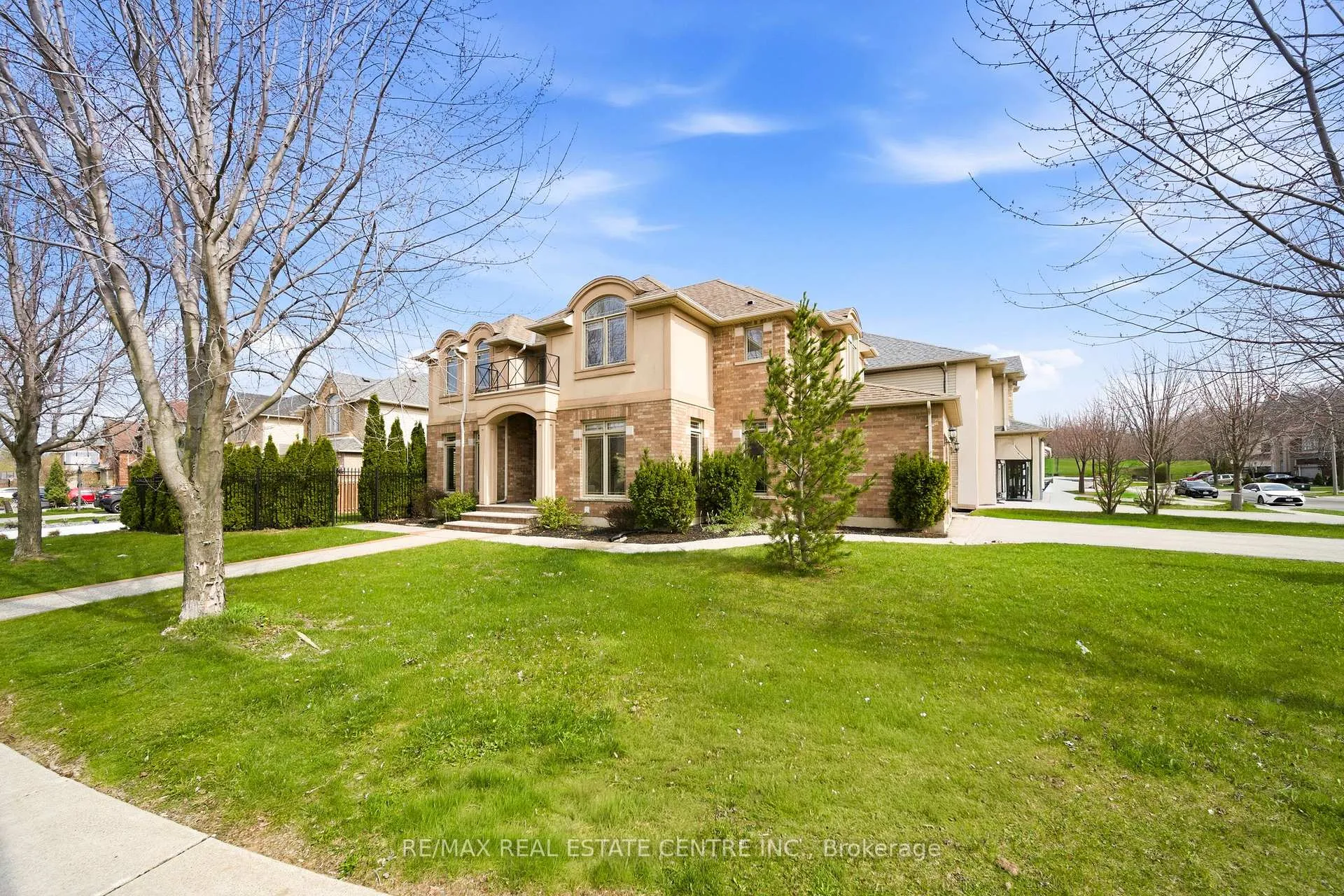 Photo 5 of 189 Cloverleaf Drive, Hamilton, Meadowlands — HOMEH