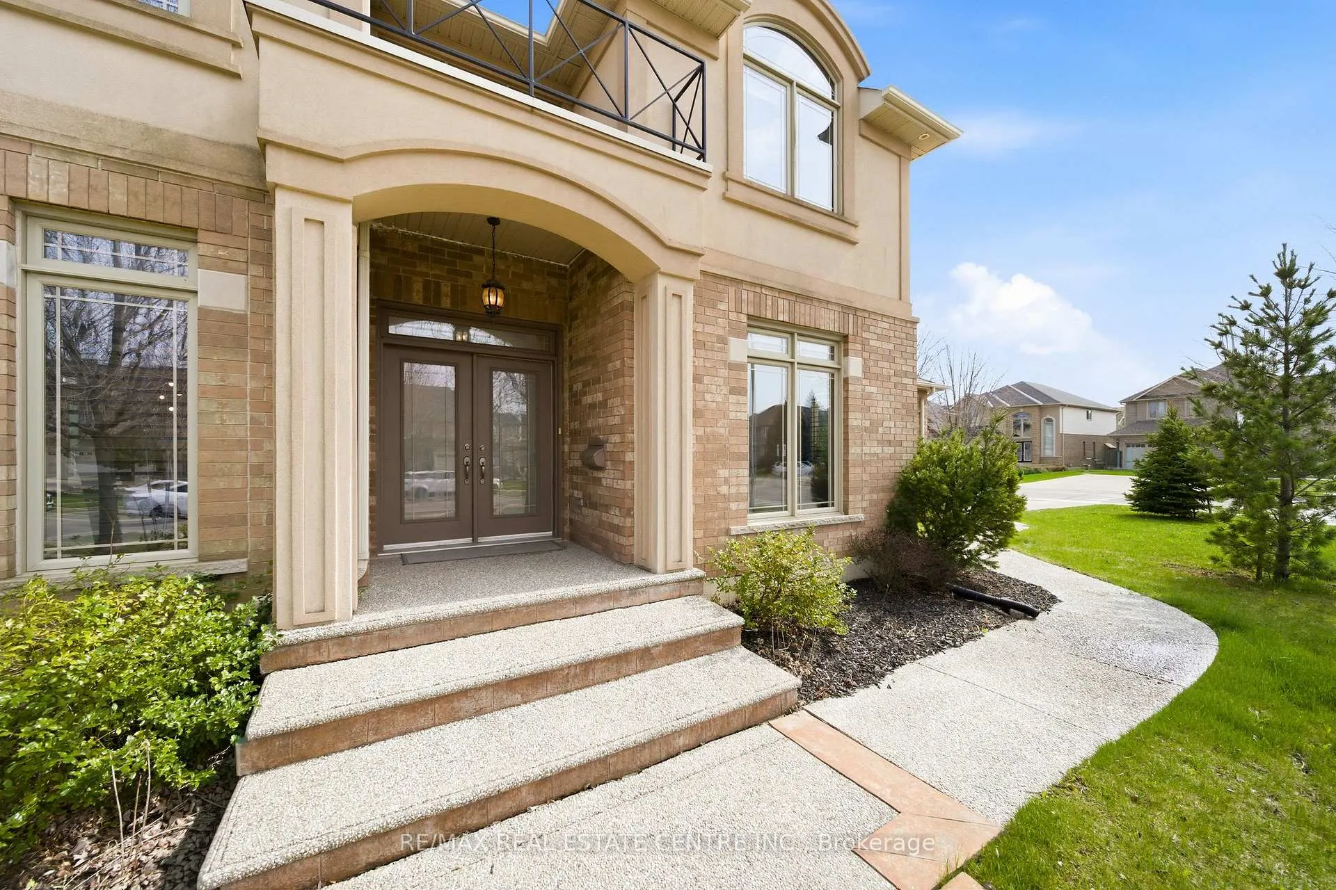 Photo 7 of 189 Cloverleaf Drive, Hamilton, Meadowlands — HOMEH