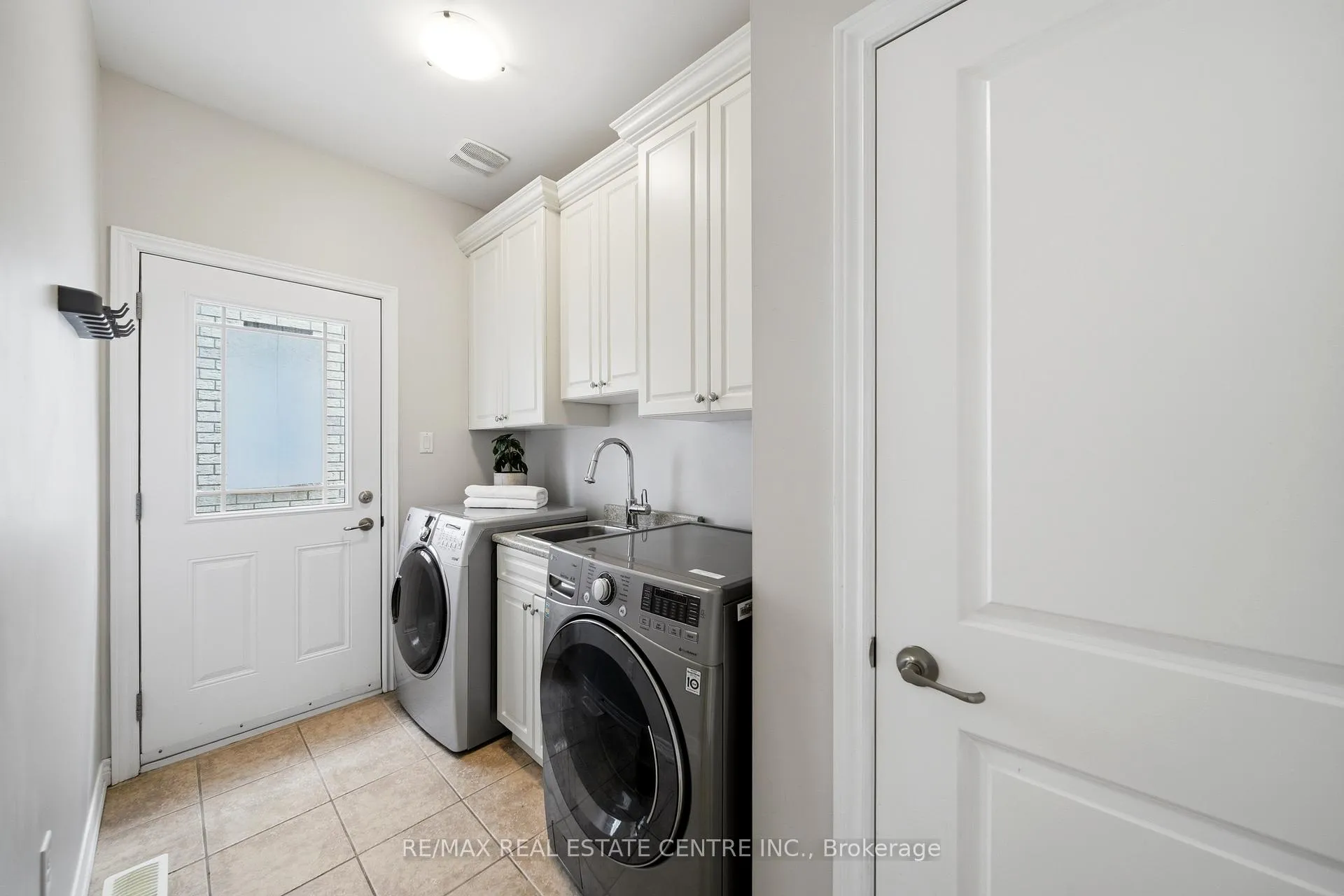 Photo 29 of 189 Cloverleaf Drive, Hamilton, Meadowlands — HOMEH