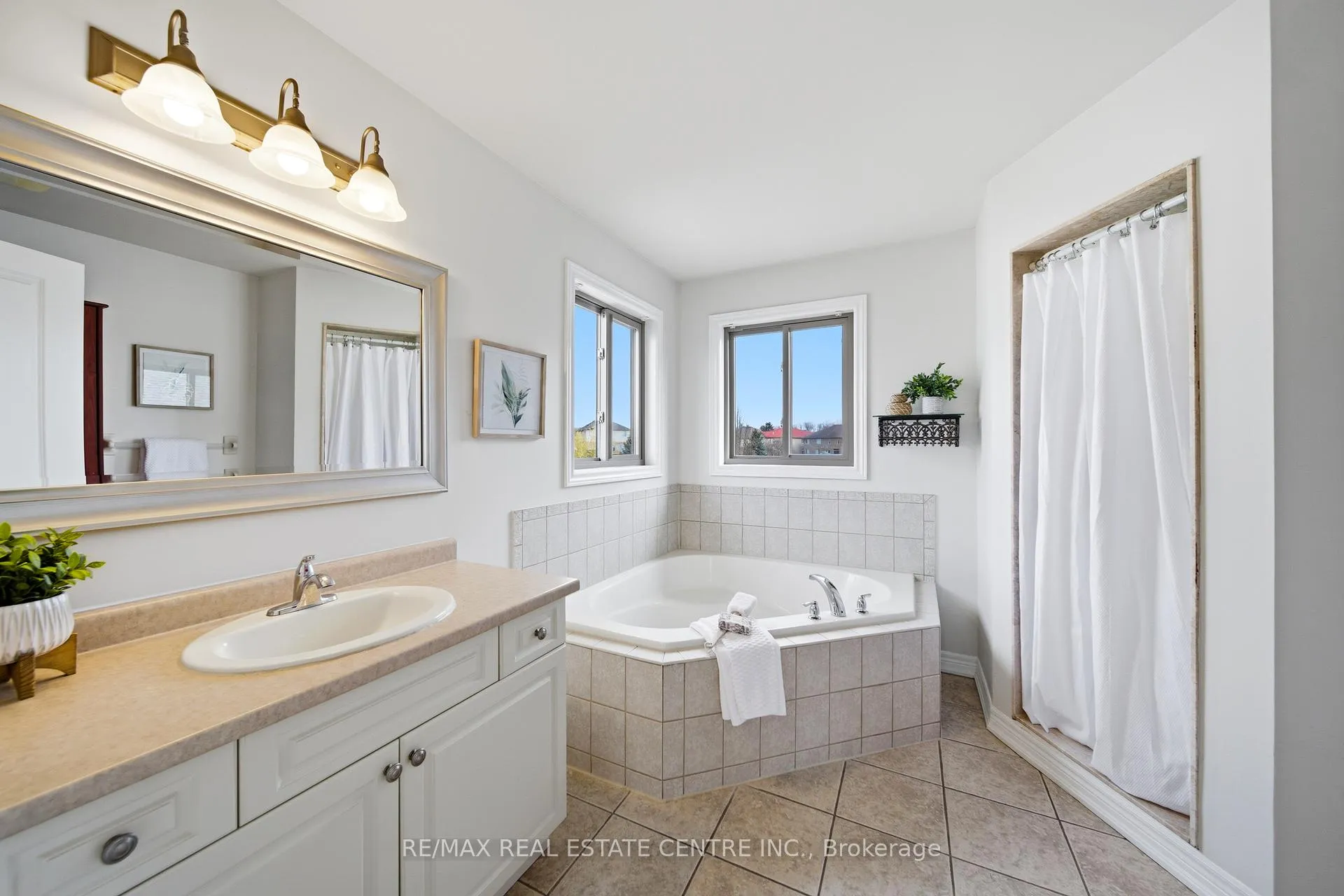 Photo 33 of 189 Cloverleaf Drive, Hamilton, Meadowlands — HOMEH