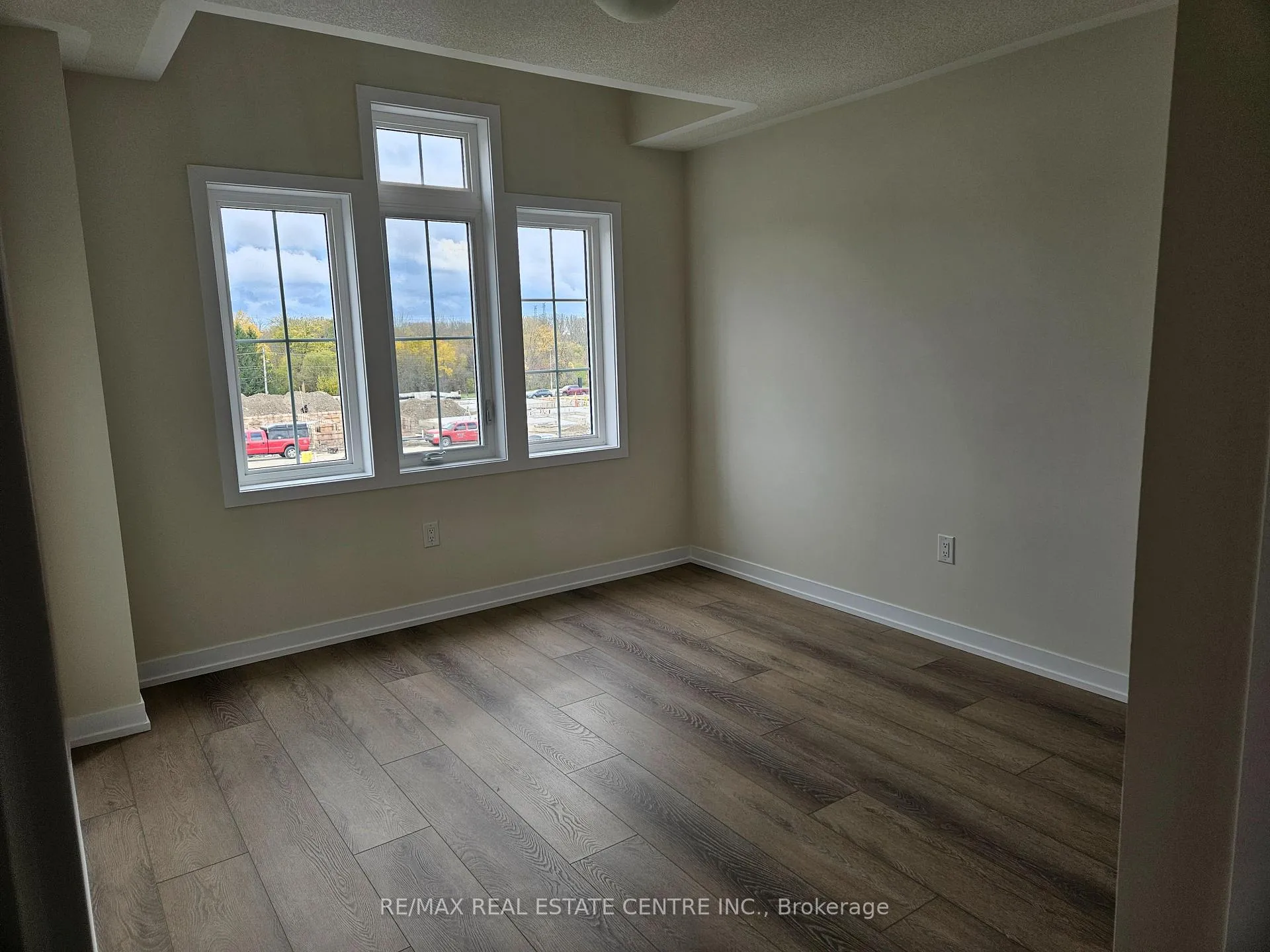 Photo 11 of Unit Upper, 22 Ziibi Way, Clarington, Newcastle — HOMEH