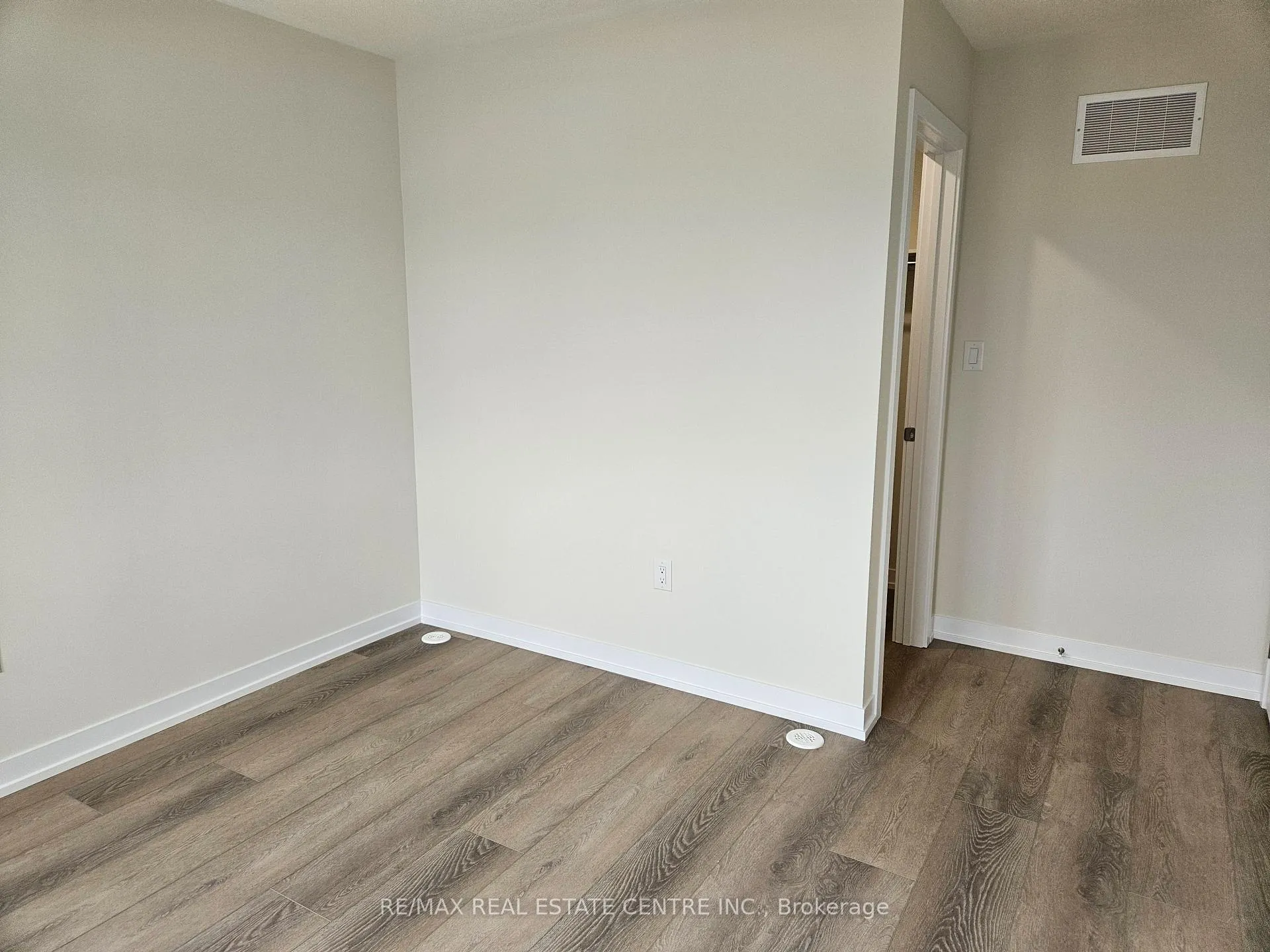 Photo 12 of Unit Upper, 22 Ziibi Way, Clarington, Newcastle — HOMEH