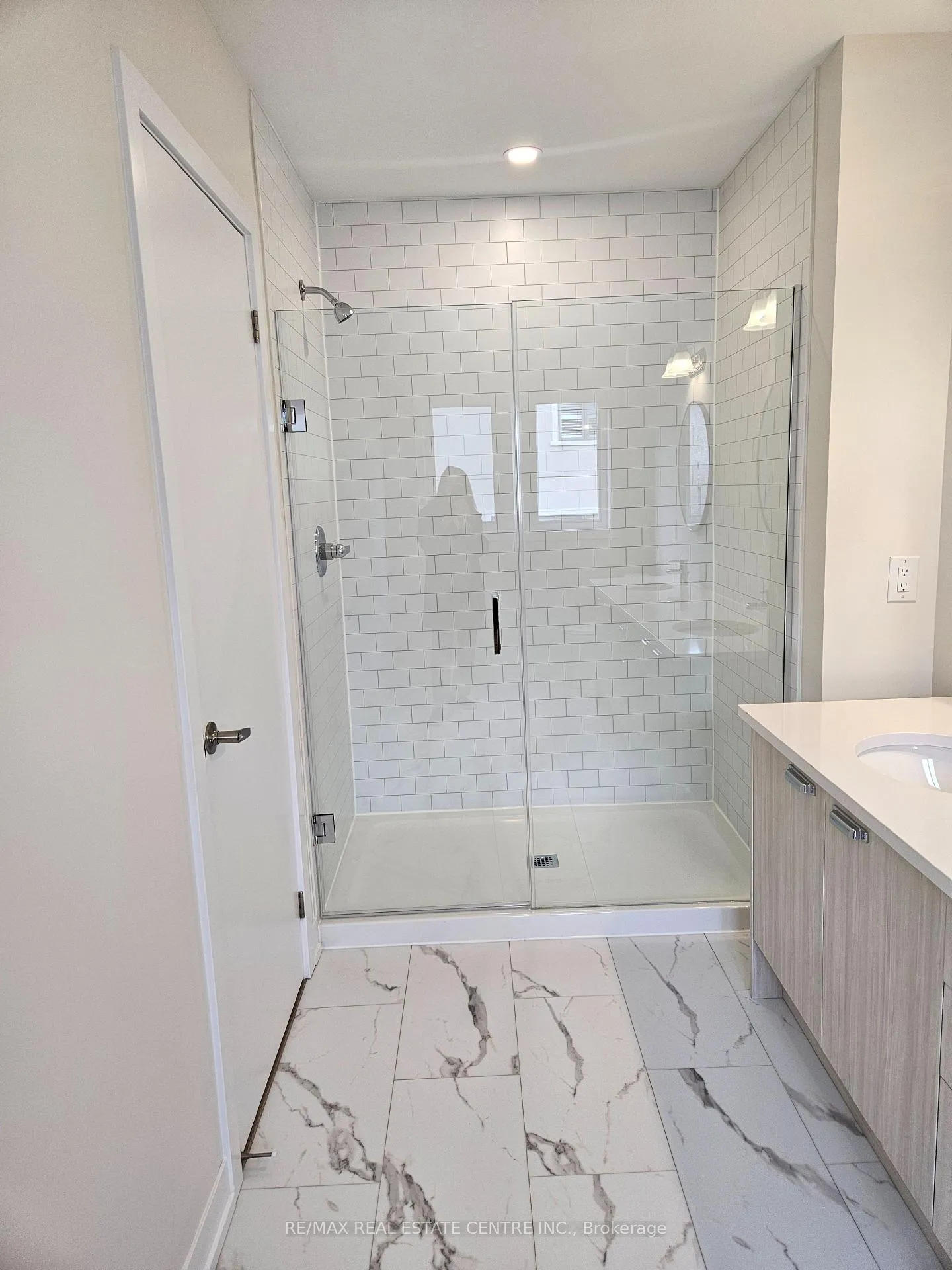 Photo 15 of Unit Upper, 22 Ziibi Way, Clarington, Newcastle — HOMEH