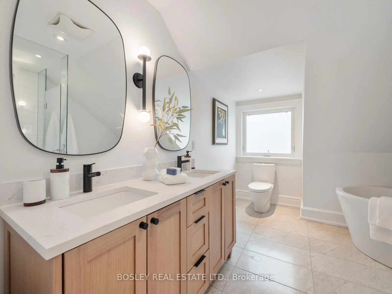 Photo 35 of 144 Howland Avenue, Toronto, The Annex — HOMEH