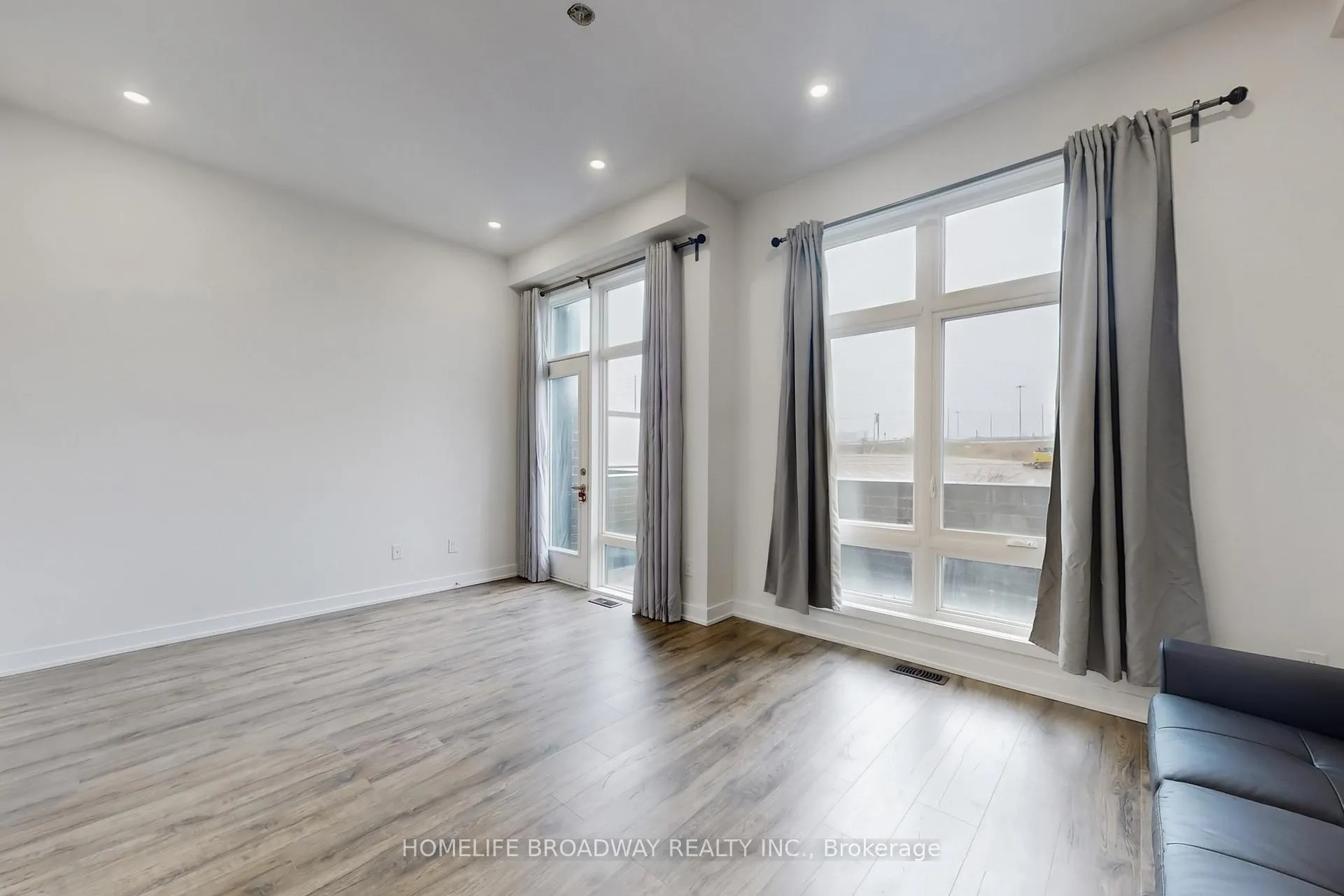 Photo 8 of 26 Carpaccio Avenue, Vaughan, Vellore Village — HOMEH