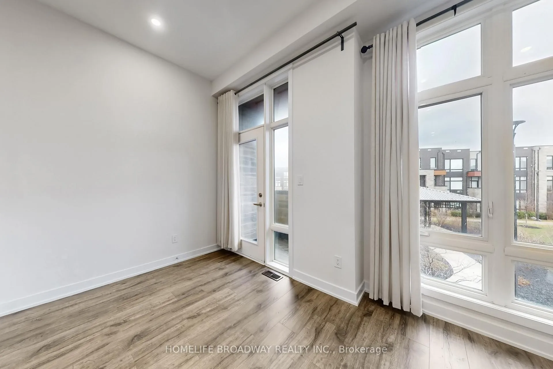 Photo 22 of 26 Carpaccio Avenue, Vaughan, Vellore Village — HOMEH