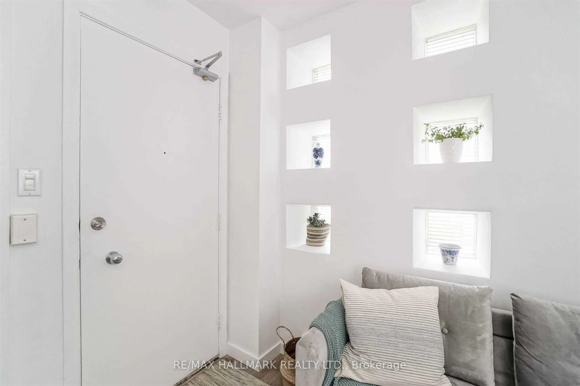 Photo 5 of Unit 108, 78 Warren Road, Toronto, Casa Loma — HOMEH