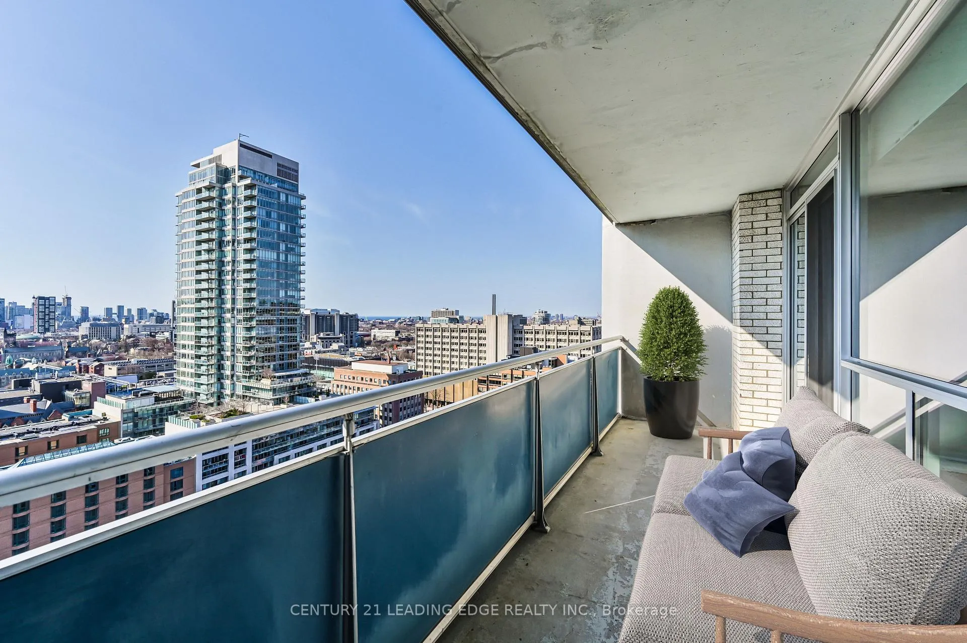Photo 6 of Unit 907, 20 Prince Arthur Avenue, Toronto, The Annex — HOMEH