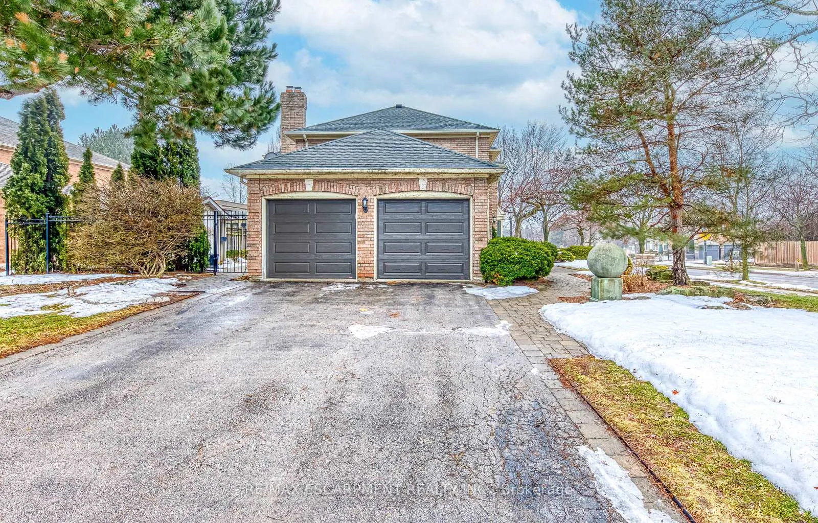 Photo 3 of 4220 Millcroft Park Drive, Burlington, Rose — HOMEH