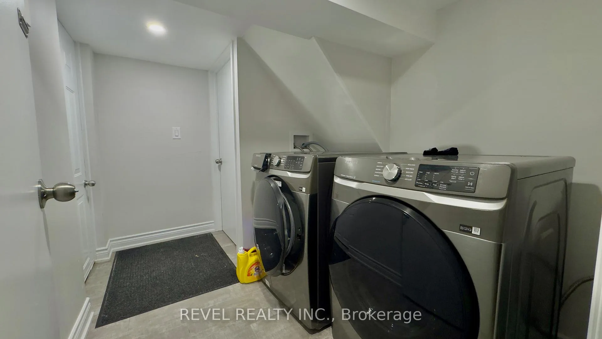Photo 6 of Unit Middle Room, 520 Cochrane Road, Hamilton, Rosedale — HOMEH