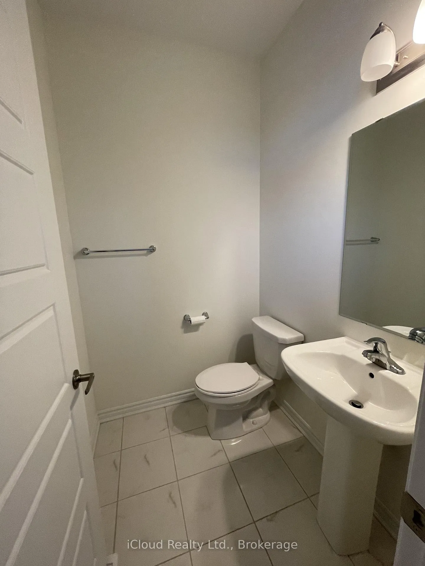 Photo 4 of 1360 Sycamore Gardens, Milton, Cobban — HOMEH