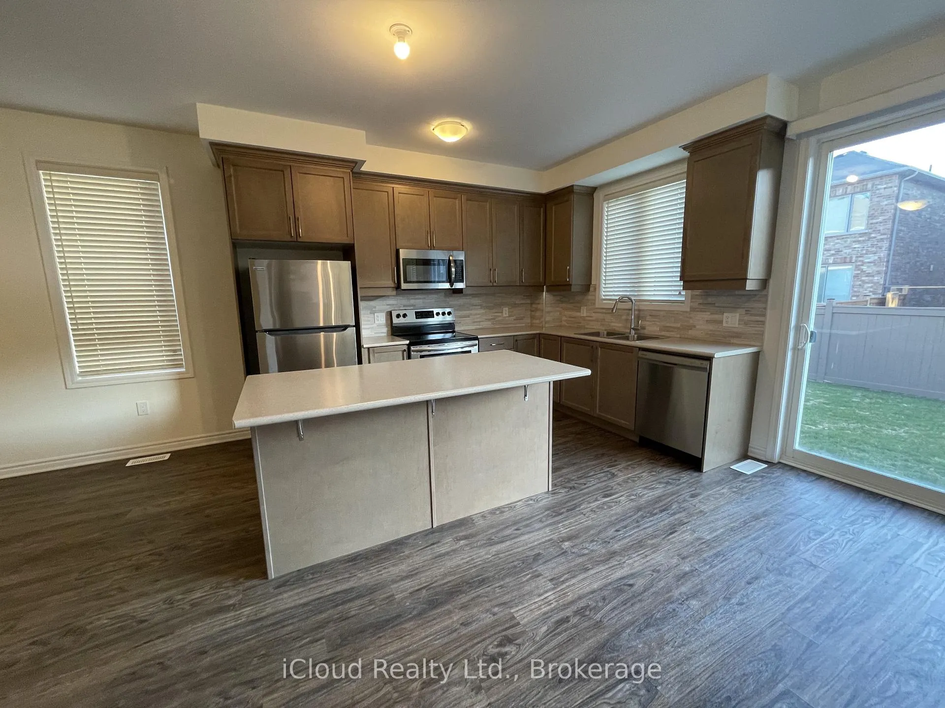 Photo 10 of 1360 Sycamore Gardens, Milton, Cobban — HOMEH