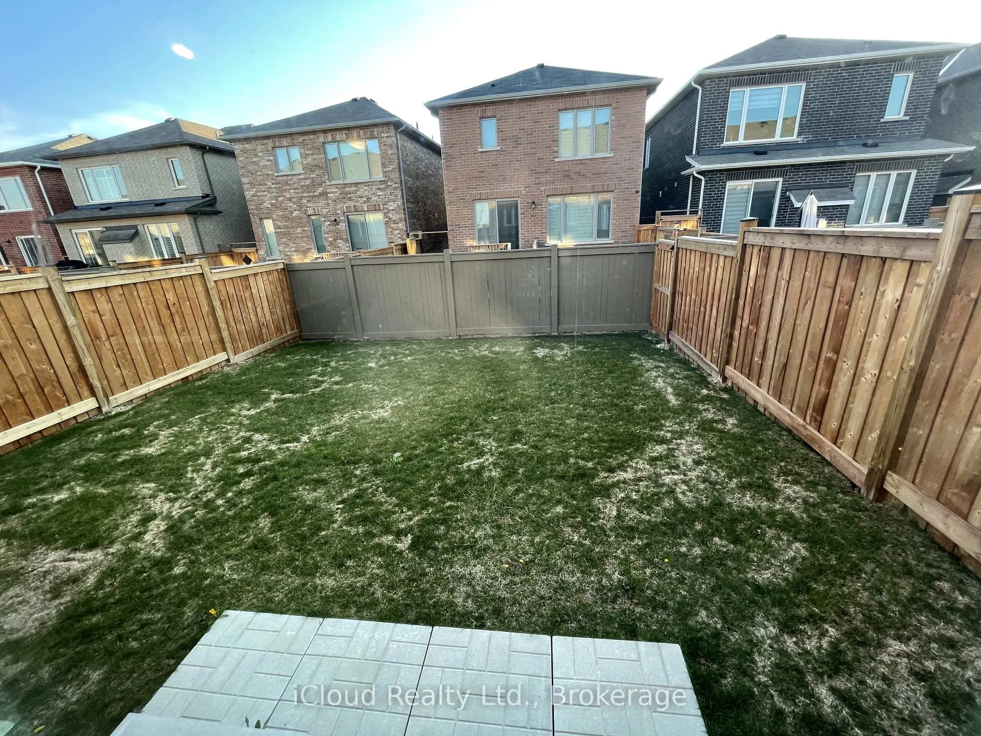 Photo 13 of 1360 Sycamore Gardens, Milton, Cobban — HOMEH