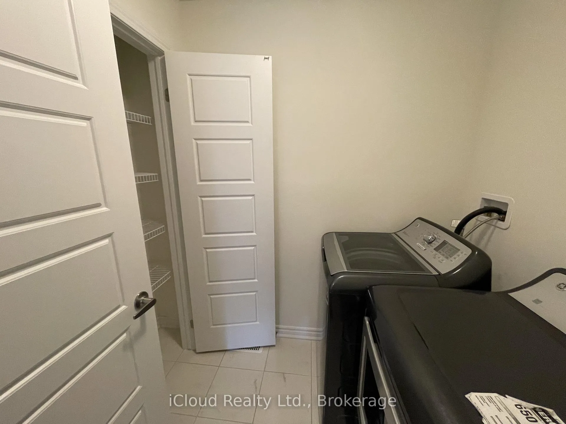 Photo 21 of 1360 Sycamore Gardens, Milton, Cobban — HOMEH