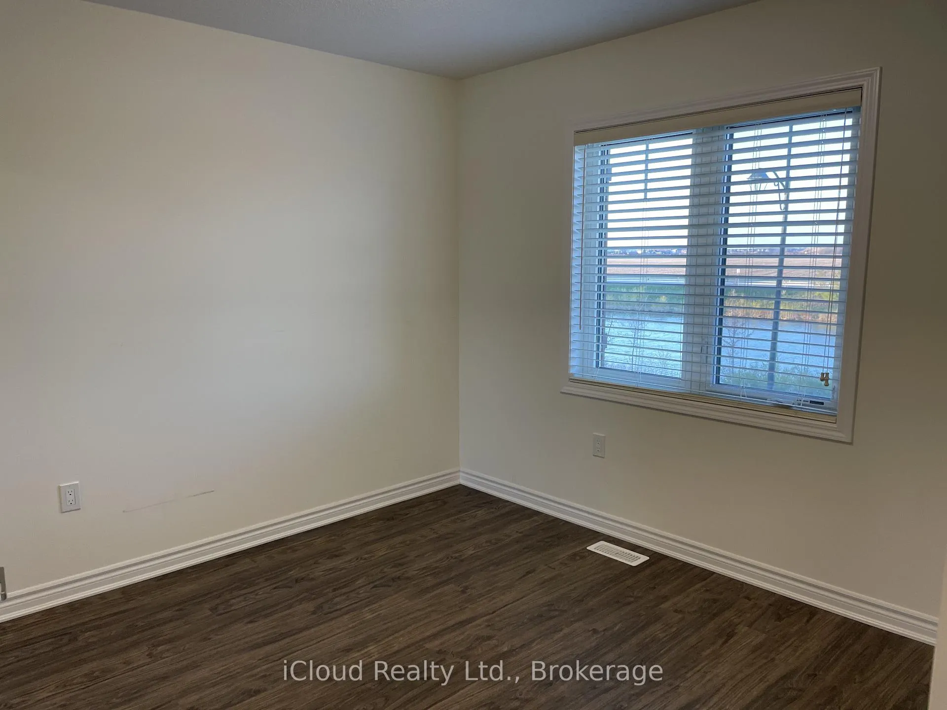Photo 32 of 1360 Sycamore Gardens, Milton, Cobban — HOMEH