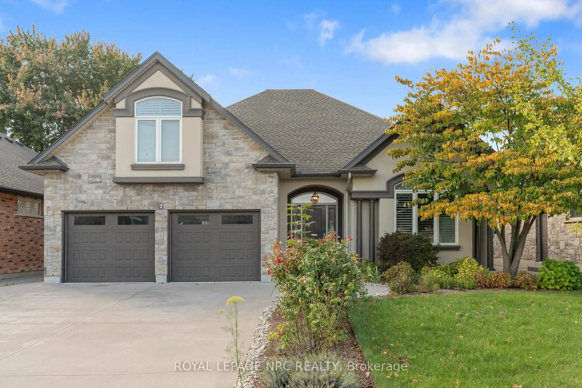 Photo 2 of 7 Sapphire Court N, St. Catharines, Lakeshore — HOMEH