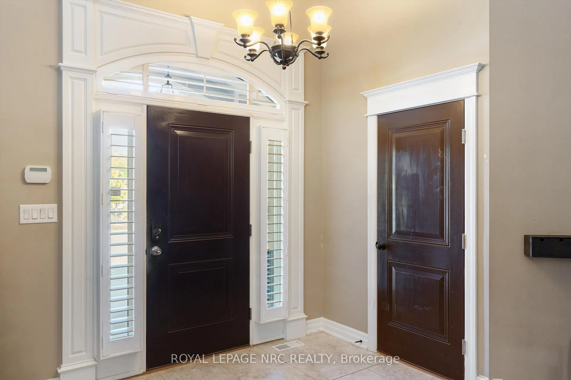 Photo 3 of 7 Sapphire Court N, St. Catharines, Lakeshore — HOMEH