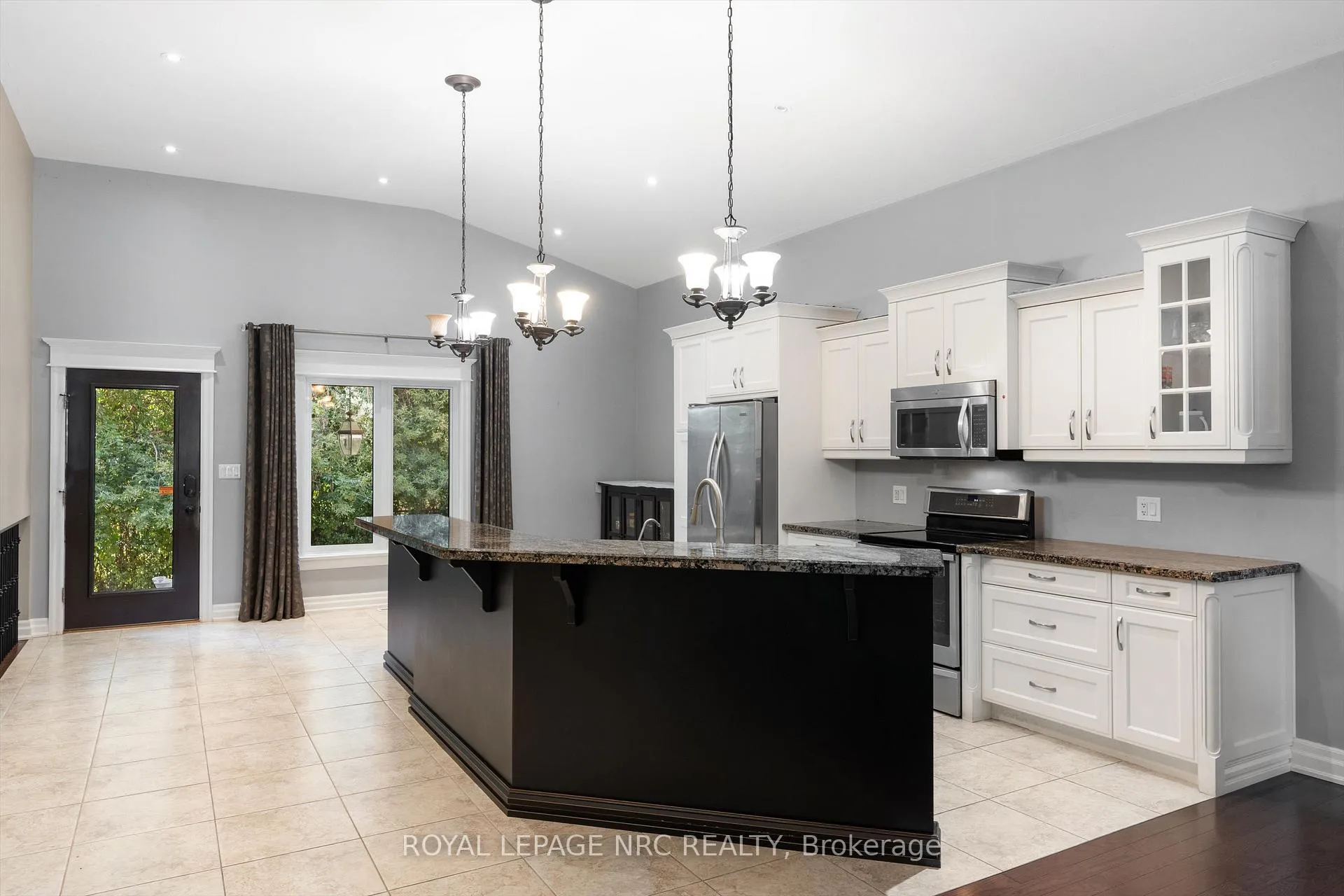 Photo 4 of 7 Sapphire Court N, St. Catharines, Lakeshore — HOMEH