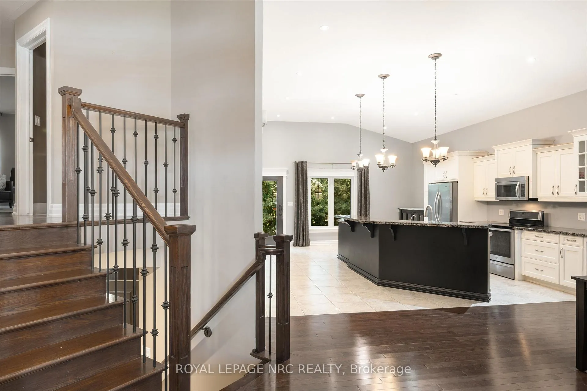 Photo 5 of 7 Sapphire Court N, St. Catharines, Lakeshore — HOMEH