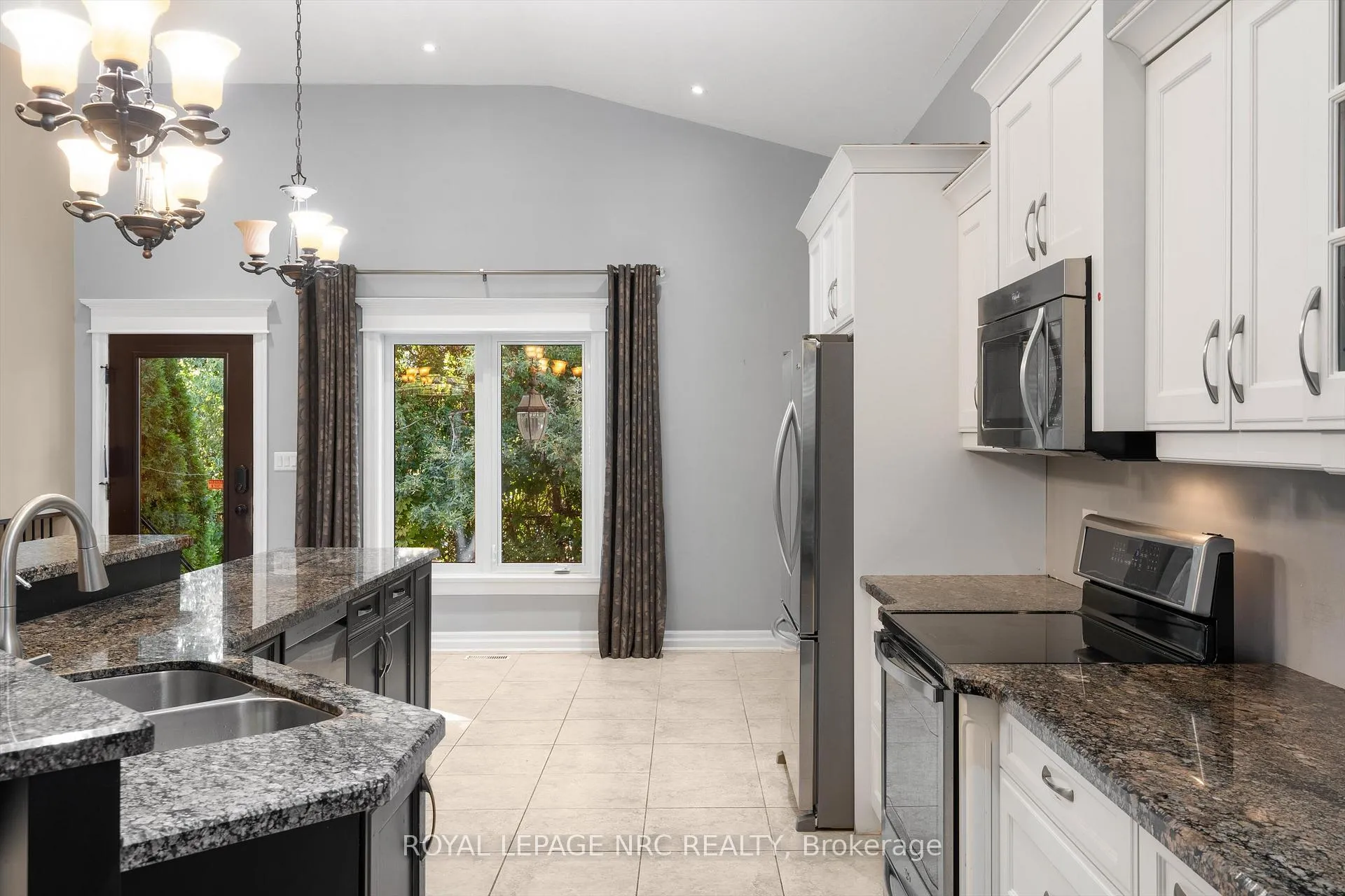 Photo 8 of 7 Sapphire Court N, St. Catharines, Lakeshore — HOMEH