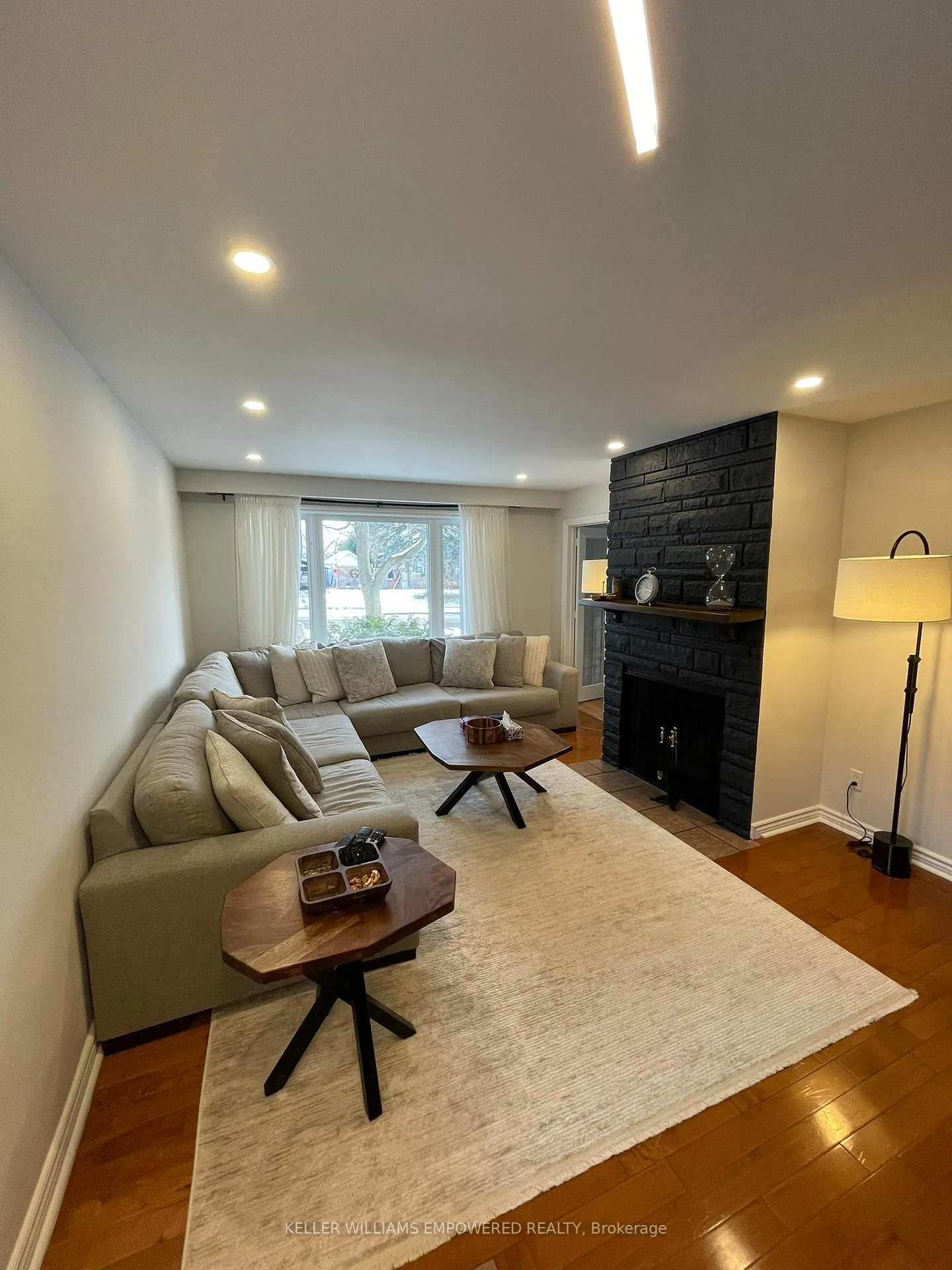 Photo 4 of 28 Foreht Crescent, Aurora, Aurora Heights — HOMEH