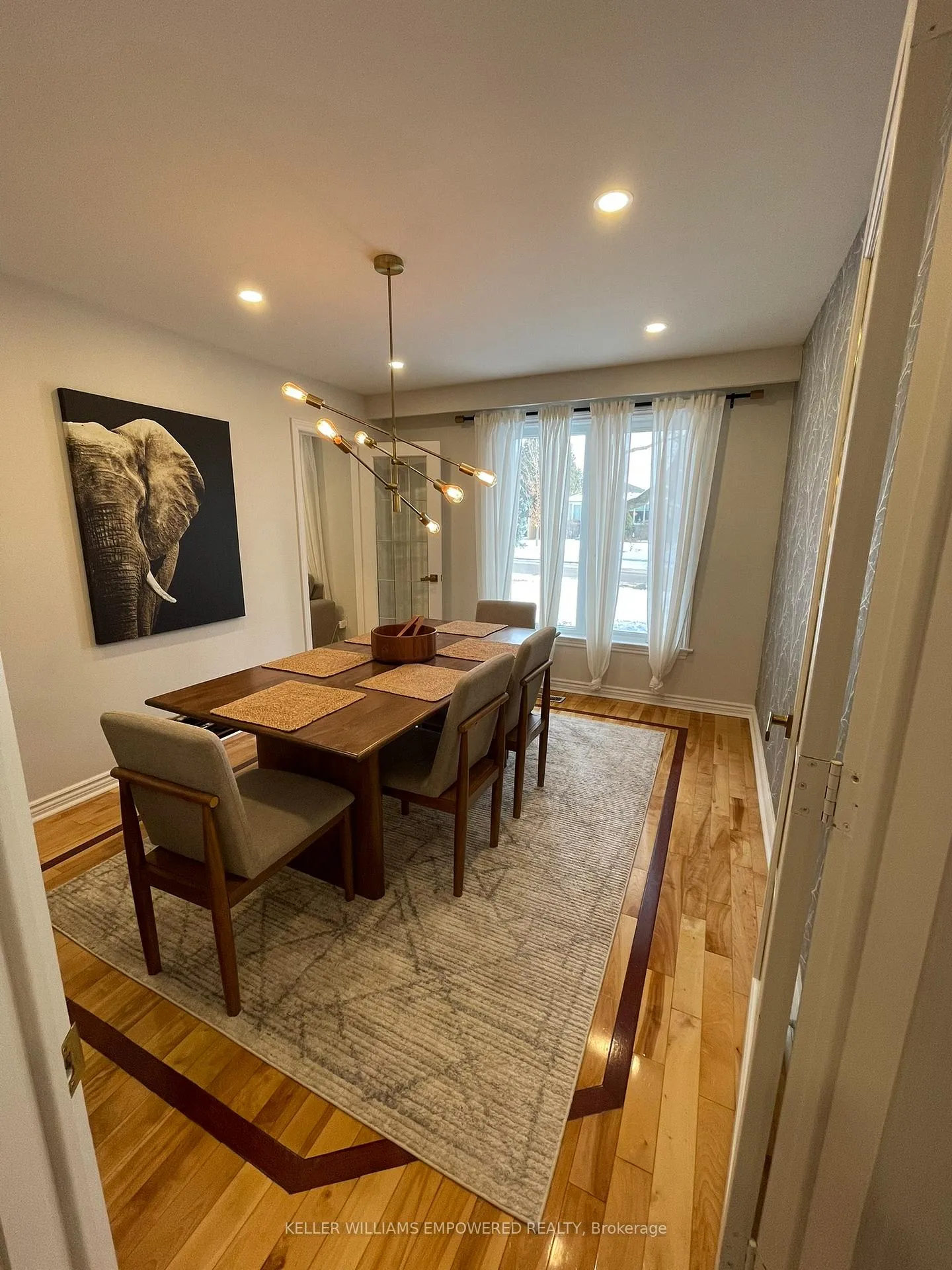 Photo 5 of 28 Foreht Crescent, Aurora, Aurora Heights — HOMEH