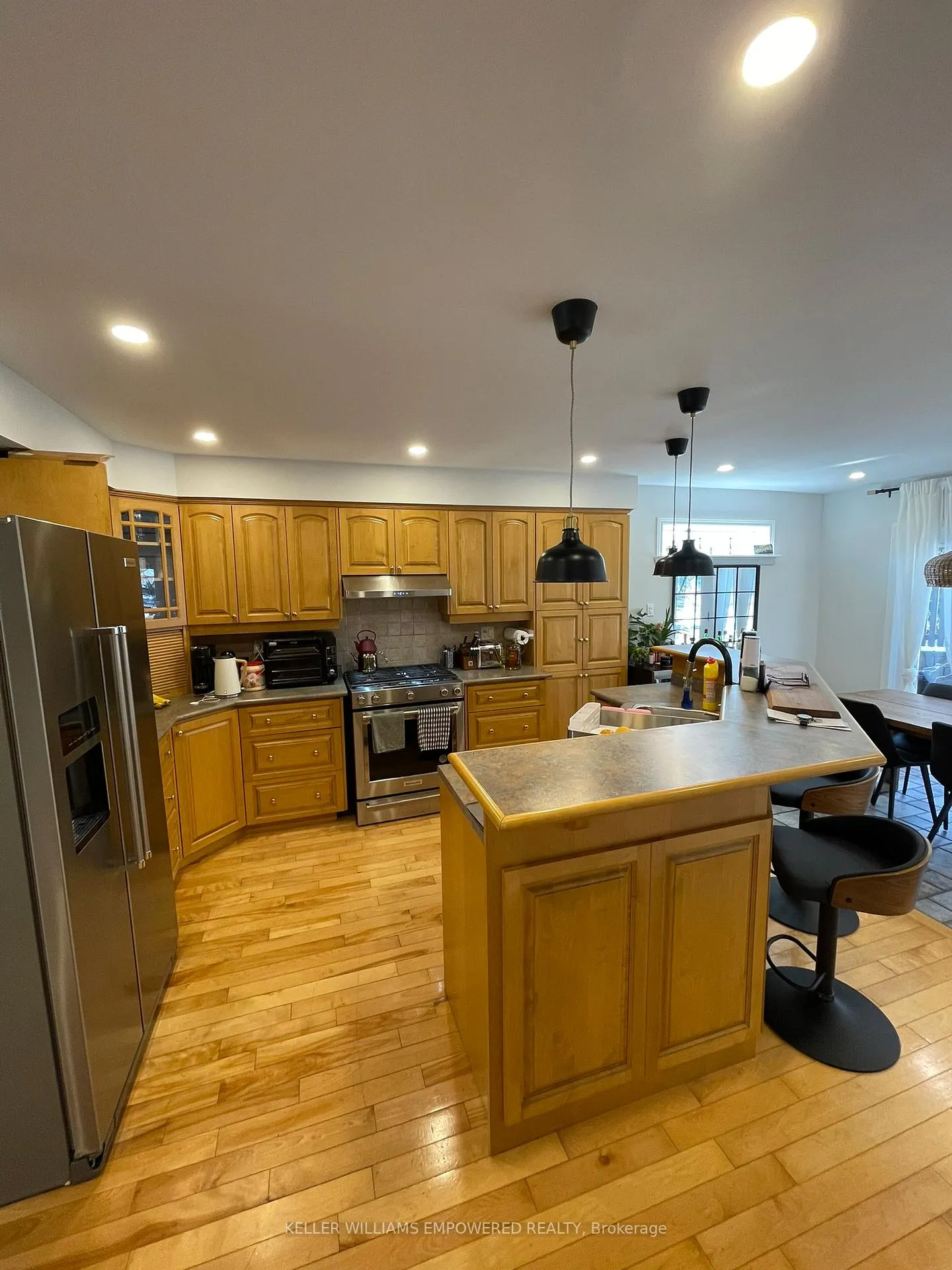 Photo 8 of 28 Foreht Crescent, Aurora, Aurora Heights — HOMEH