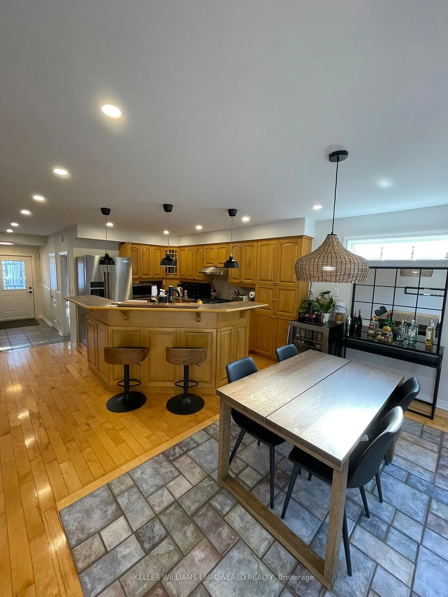 Photo 9 of 28 Foreht Crescent, Aurora, Aurora Heights — HOMEH