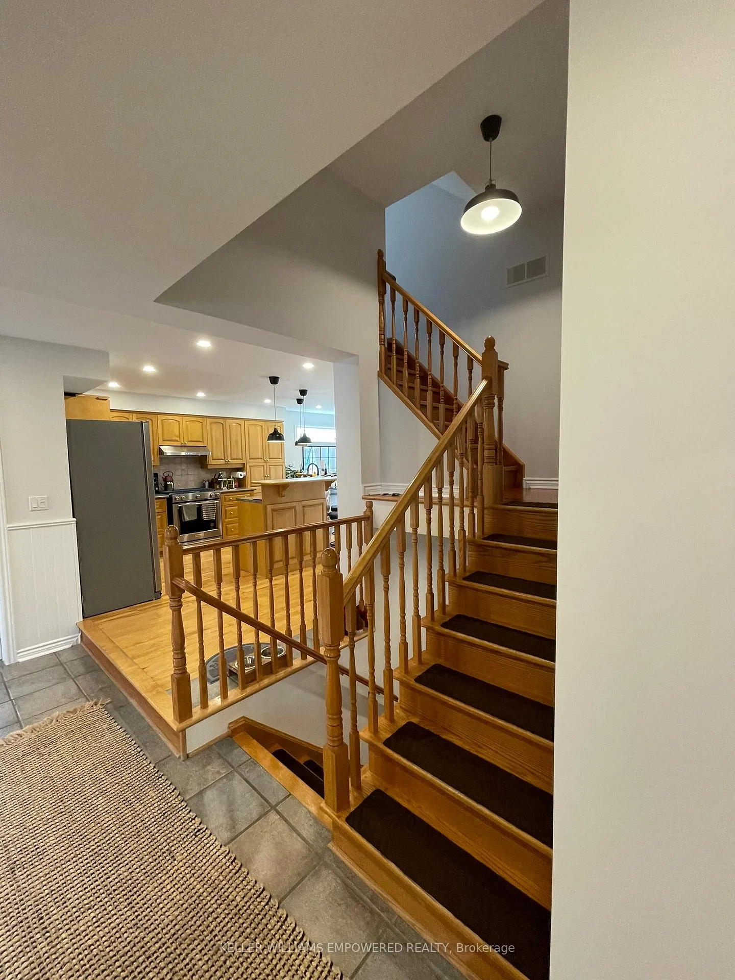 Photo 10 of 28 Foreht Crescent, Aurora, Aurora Heights — HOMEH