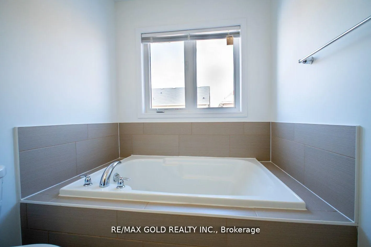 Photo 16 of 7702 Buckeye Crescent, Niagara Falls, Brown — HOMEH