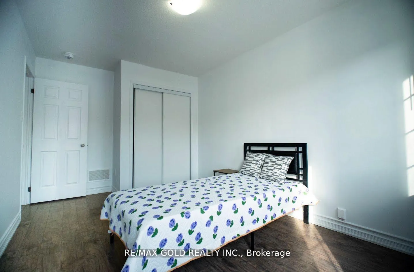 Photo 17 of 7702 Buckeye Crescent, Niagara Falls, Brown — HOMEH
