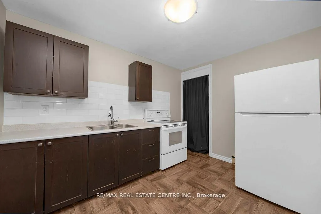 Photo 3 of Unit #2 MAIN FLOOR, 5 Ontario Street, Halton Hills, Georgetown — HOMEH