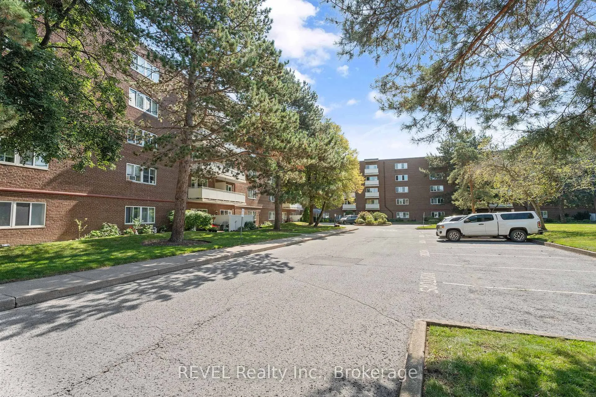 Photo 4 of Unit 304, 198 Scott Street, St. Catharines, Fairview — HOMEH