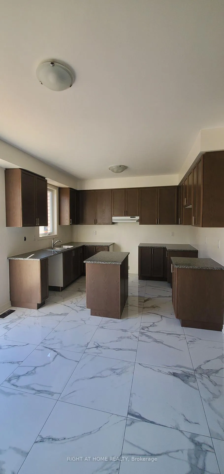 Photo 4 of 12 Lilestone Drive, Brampton, Credit Valley — HOMEH