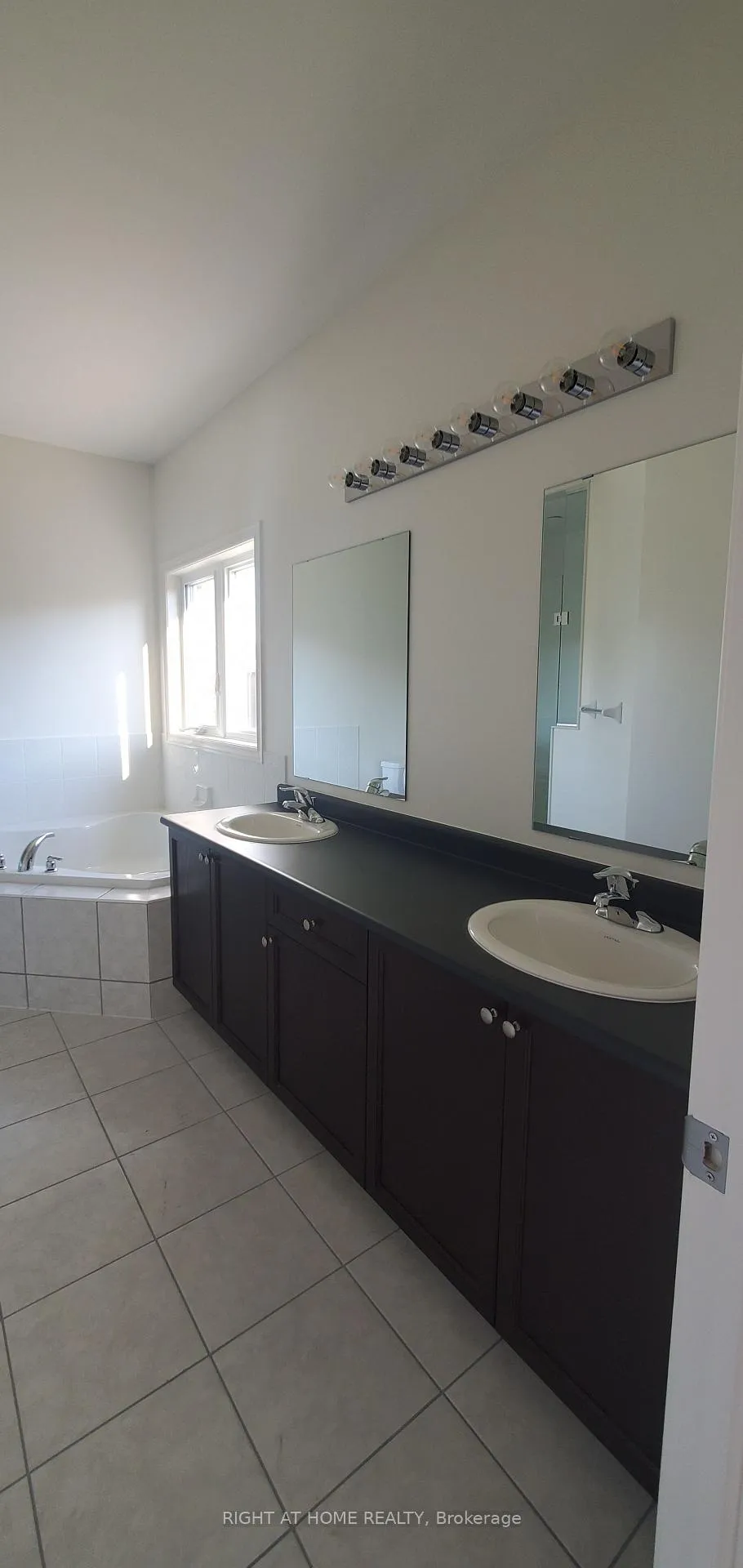 Photo 9 of 12 Lilestone Drive, Brampton, Credit Valley — HOMEH