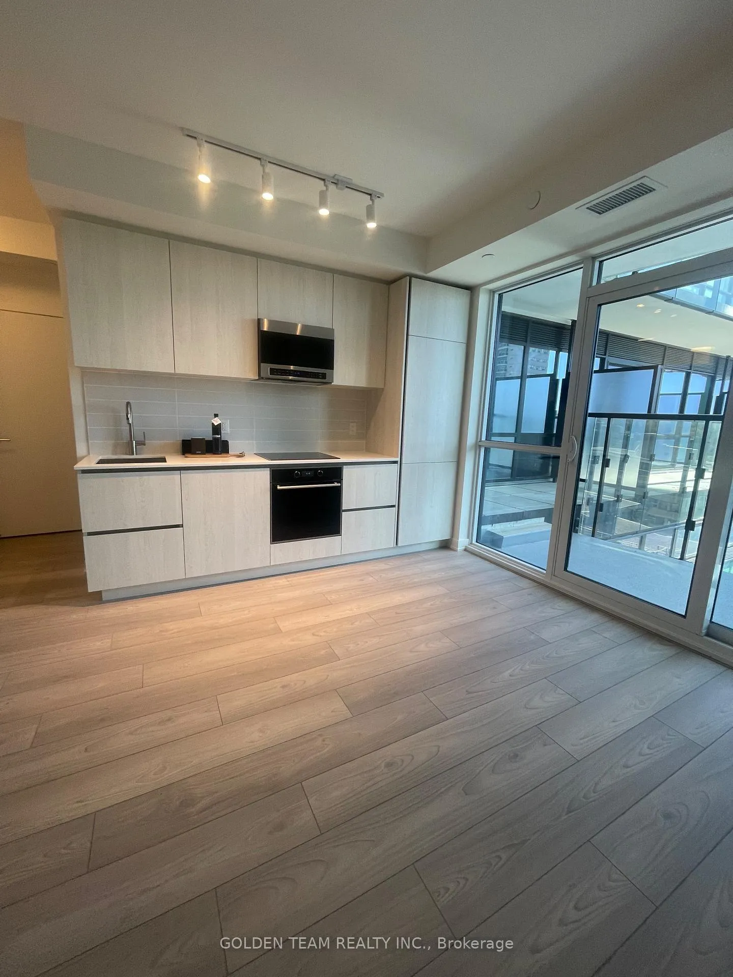 Photo 2 of Unit 709, 120 Broadway Avenue, Toronto, Mount Pleasant West — HOMEH
