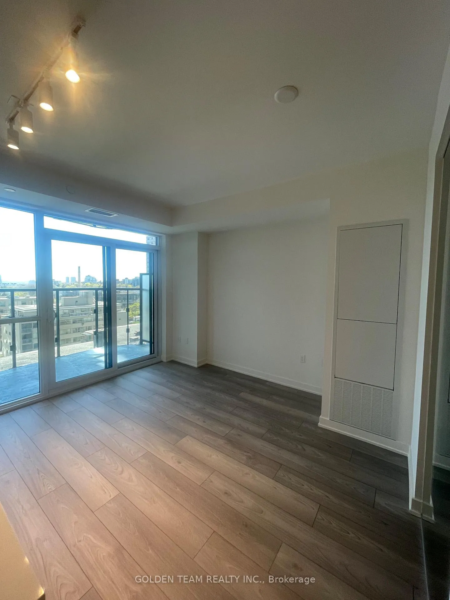Photo 3 of Unit 709, 120 Broadway Avenue, Toronto, Mount Pleasant West — HOMEH