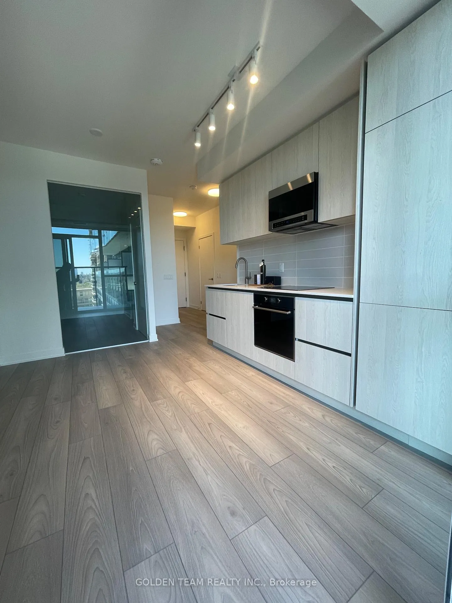 Photo 4 of Unit 709, 120 Broadway Avenue, Toronto, Mount Pleasant West — HOMEH