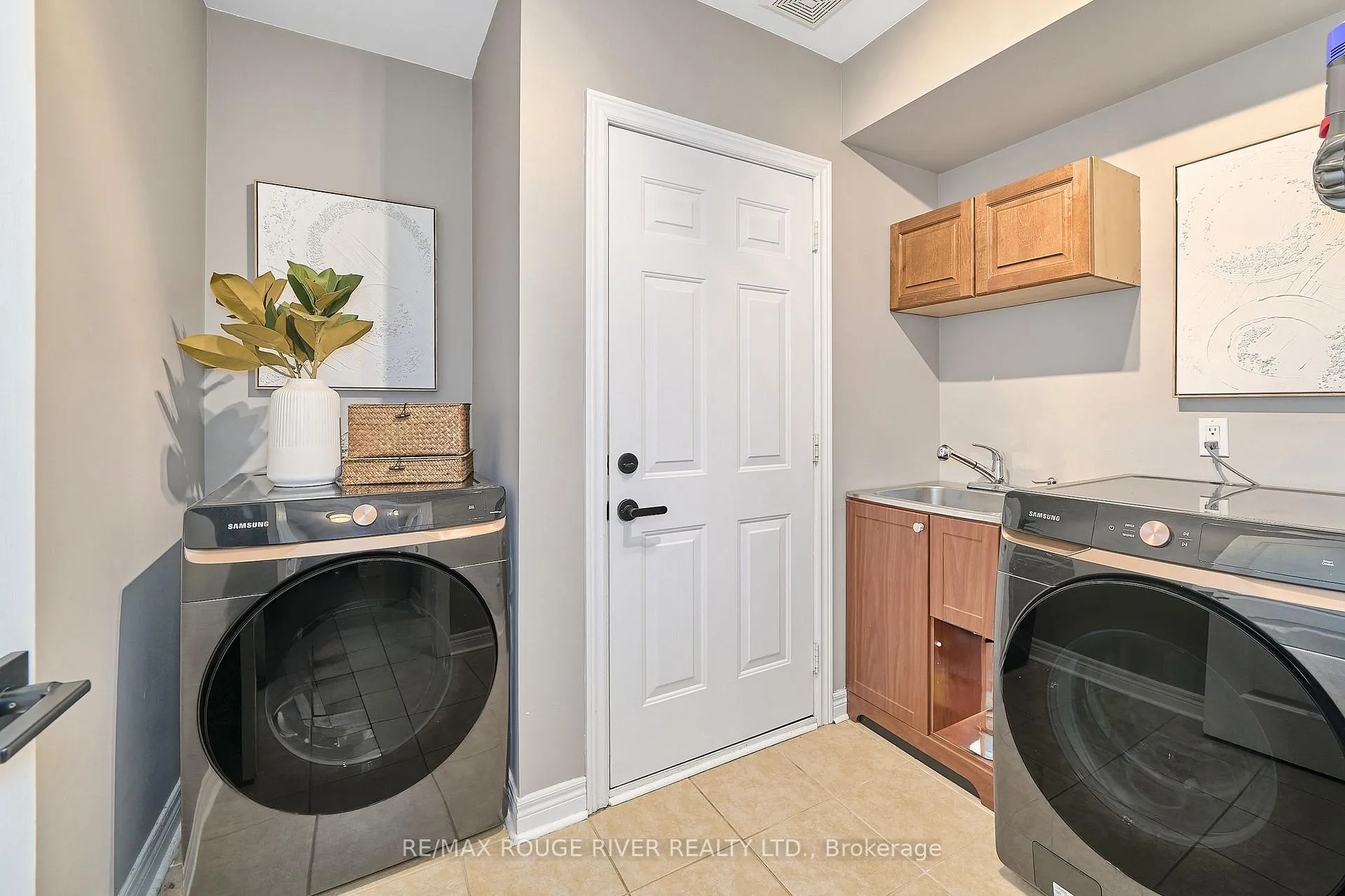 Photo 22 of 51 Vineyard Avenue, Whitby, Williamsburg — HOMEH