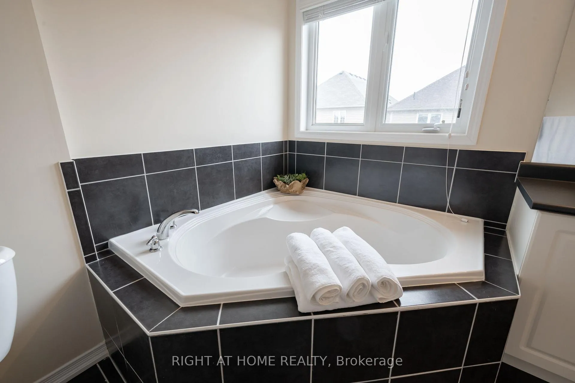 Photo 21 of 148 Whitwell Way, Hamilton, Binbrook — HOMEH