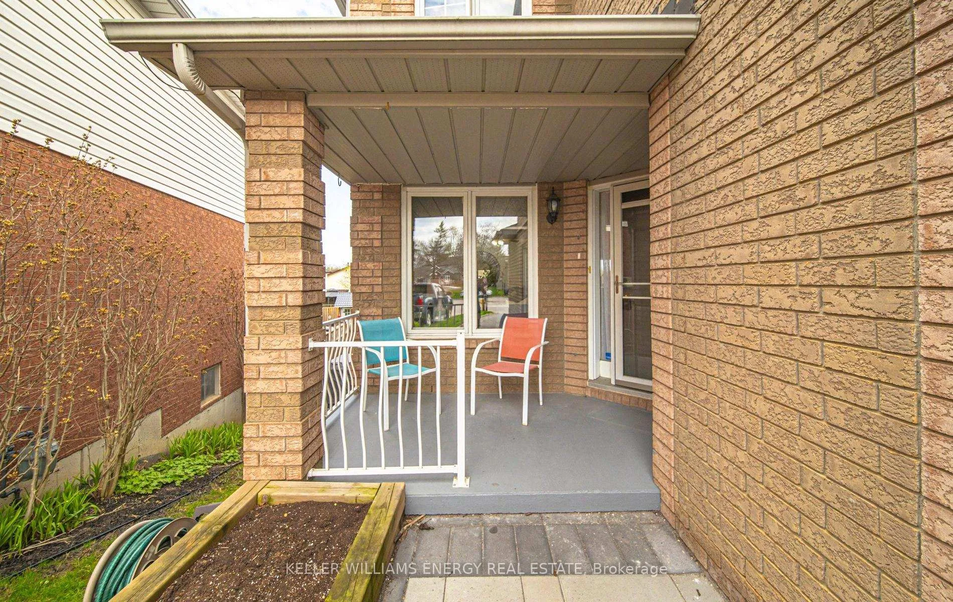 Photo 2 of 9 Bluehaven Court, Clarington, Bowmanville — HOMEH