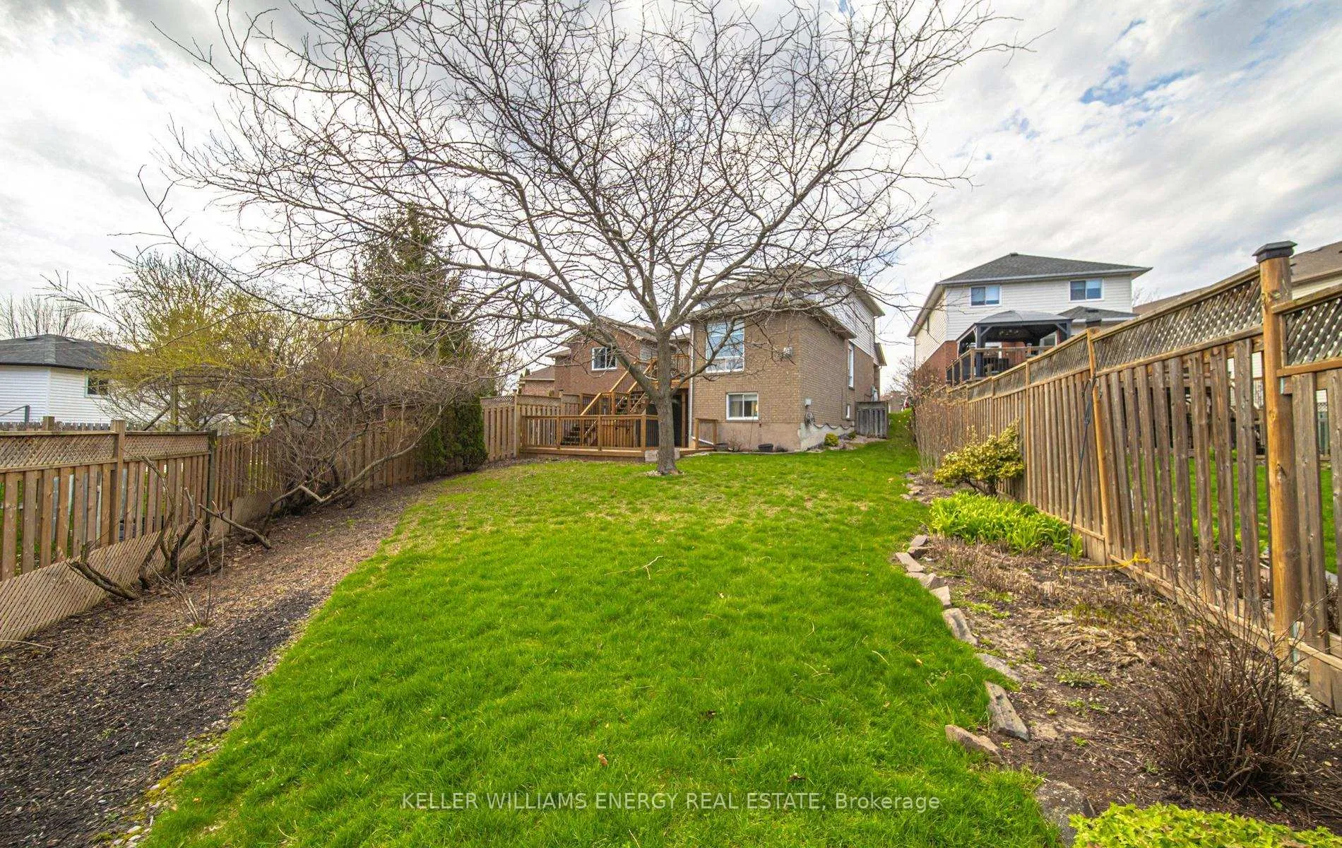 Photo 5 of 9 Bluehaven Court, Clarington, Bowmanville — HOMEH