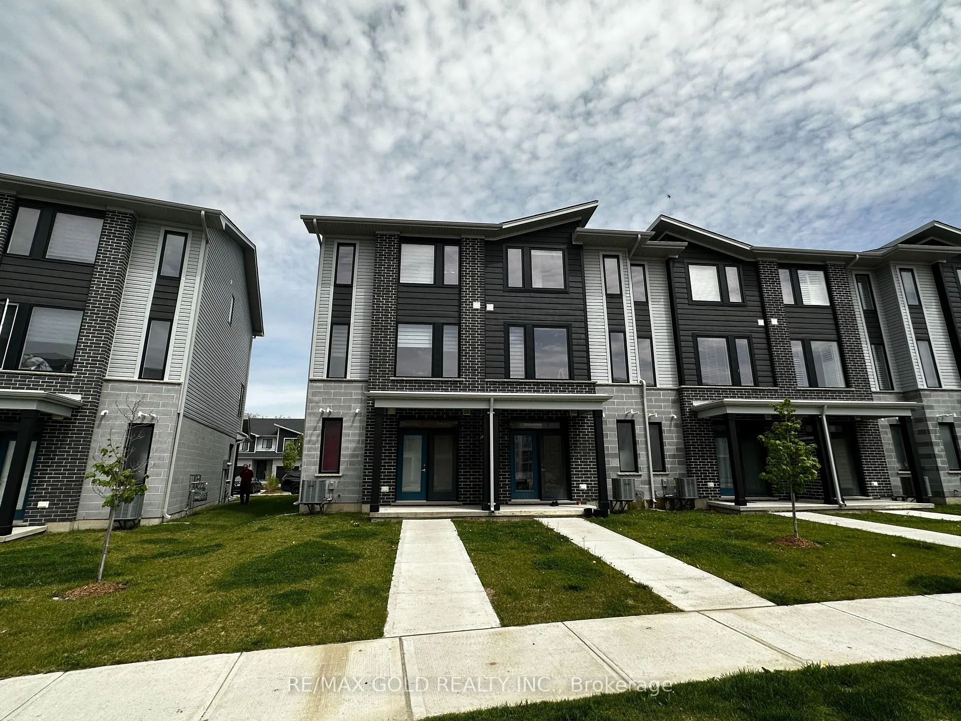 Front of Unit 152, 177 Edgevalley Road