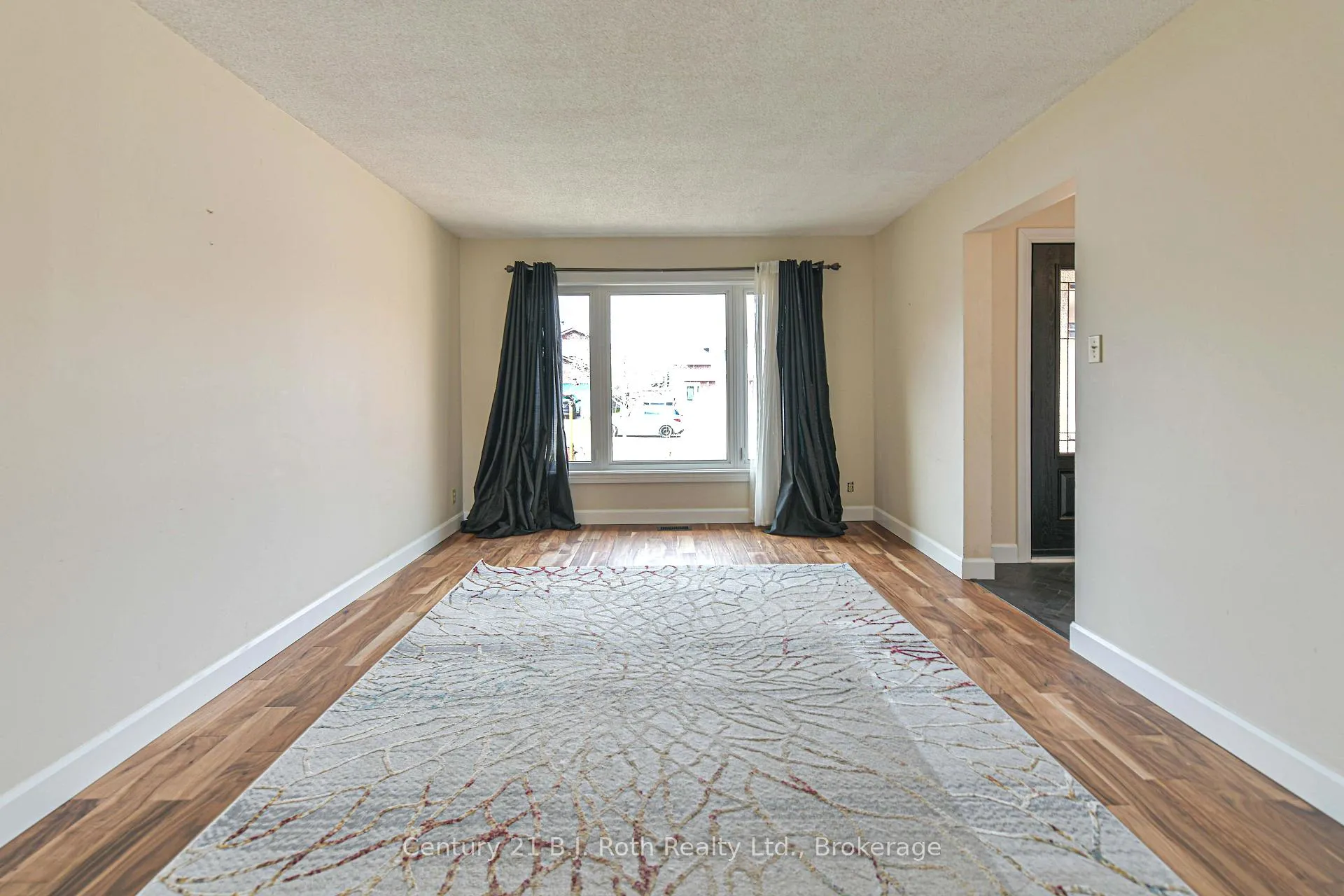 Photo 10 of 8 Carmichael Court, Orillia — HOMEH
